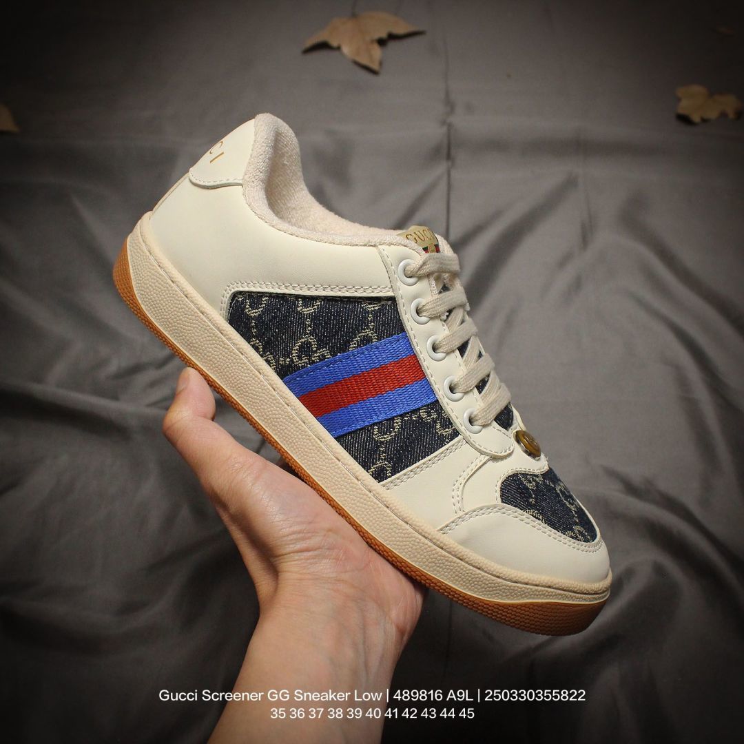 💰140
GUCCI/古驰 男女鞋广东原产品质，采用软感磨砂小牛皮及丹宁面料鞋面材质(轻度磨破做旧效果!!)，饰金属双G椭圆形珐琅细节，正确抓绒毛巾绒内里及皮革灌塑PU乳胶脚垫，外置做旧效果双层TPU防变形橡胶大底❗️意大利时装奢饰品牌·古驰Gucci Screener GG Sneaker Low 经典原型系列复古百搭老爹做旧休闲板 489816 A9L

类型：女鞋
码数：35 36 37 38 39 40
编码：250330355.822