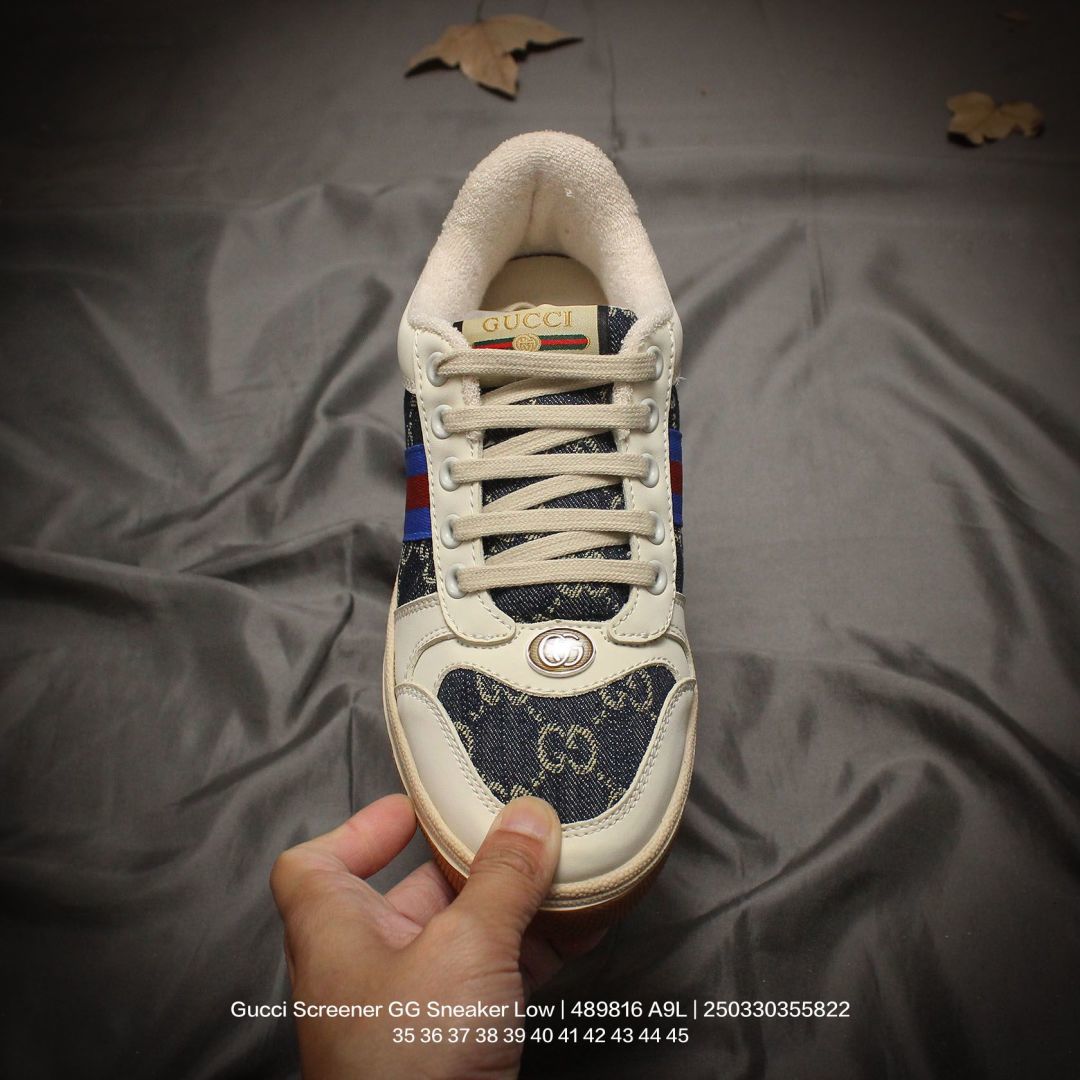 💰140
GUCCI/古驰 男女鞋广东原产品质，采用软感磨砂小牛皮及丹宁面料鞋面材质(轻度磨破做旧效果!!)，饰金属双G椭圆形珐琅细节，正确抓绒毛巾绒内里及皮革灌塑PU乳胶脚垫，外置做旧效果双层TPU防变形橡胶大底❗️意大利时装奢饰品牌·古驰Gucci Screener GG Sneaker Low 经典原型系列复古百搭老爹做旧休闲板 489816 A9L

类型：女鞋
码数：35 36 37 38 39 40
编码：250330355.822