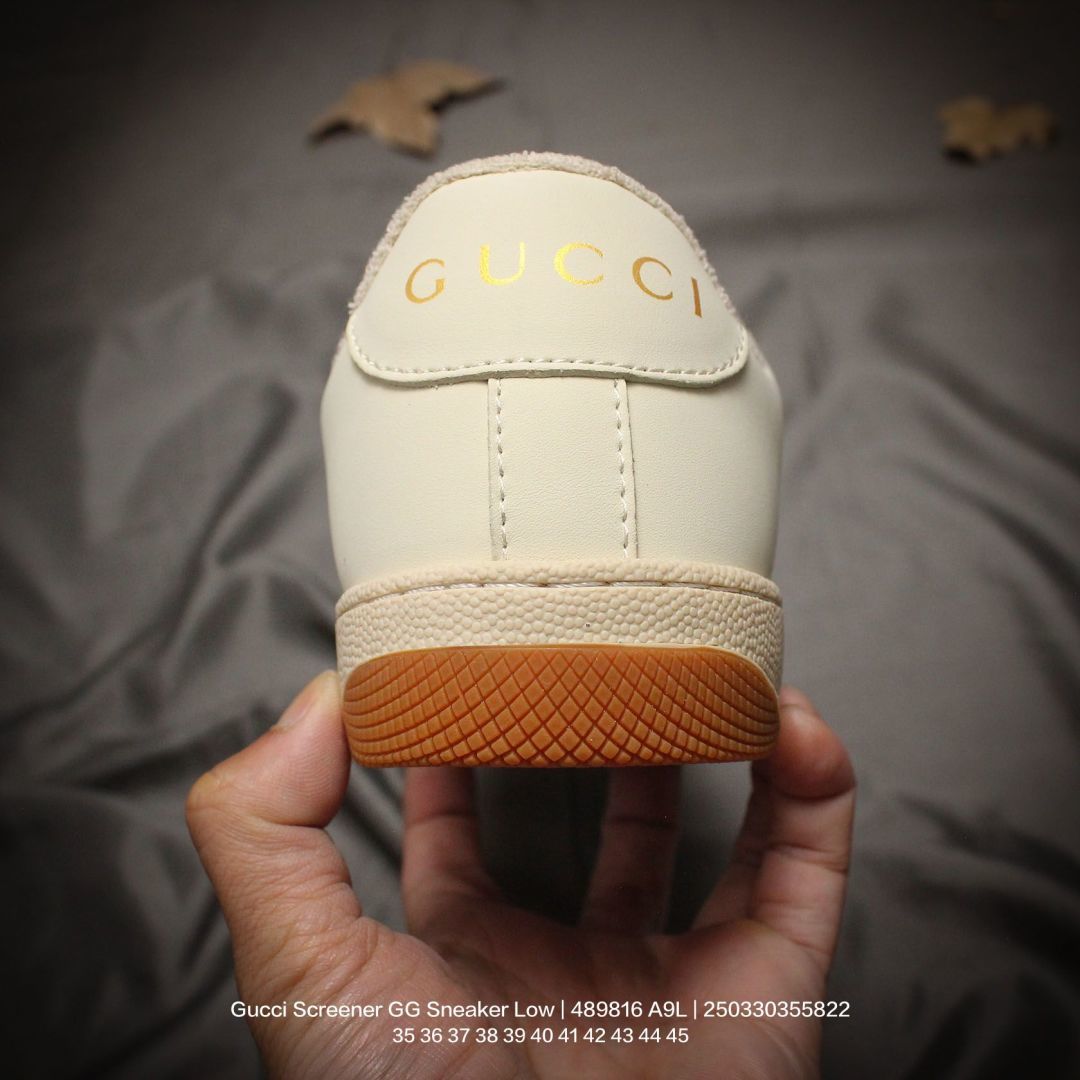 💰140
GUCCI/古驰 男女鞋广东原产品质，采用软感磨砂小牛皮及丹宁面料鞋面材质(轻度磨破做旧效果!!)，饰金属双G椭圆形珐琅细节，正确抓绒毛巾绒内里及皮革灌塑PU乳胶脚垫，外置做旧效果双层TPU防变形橡胶大底❗️意大利时装奢饰品牌·古驰Gucci Screener GG Sneaker Low 经典原型系列复古百搭老爹做旧休闲板 489816 A9L

类型：女鞋
码数：35 36 37 38 39 40
编码：250330355.822