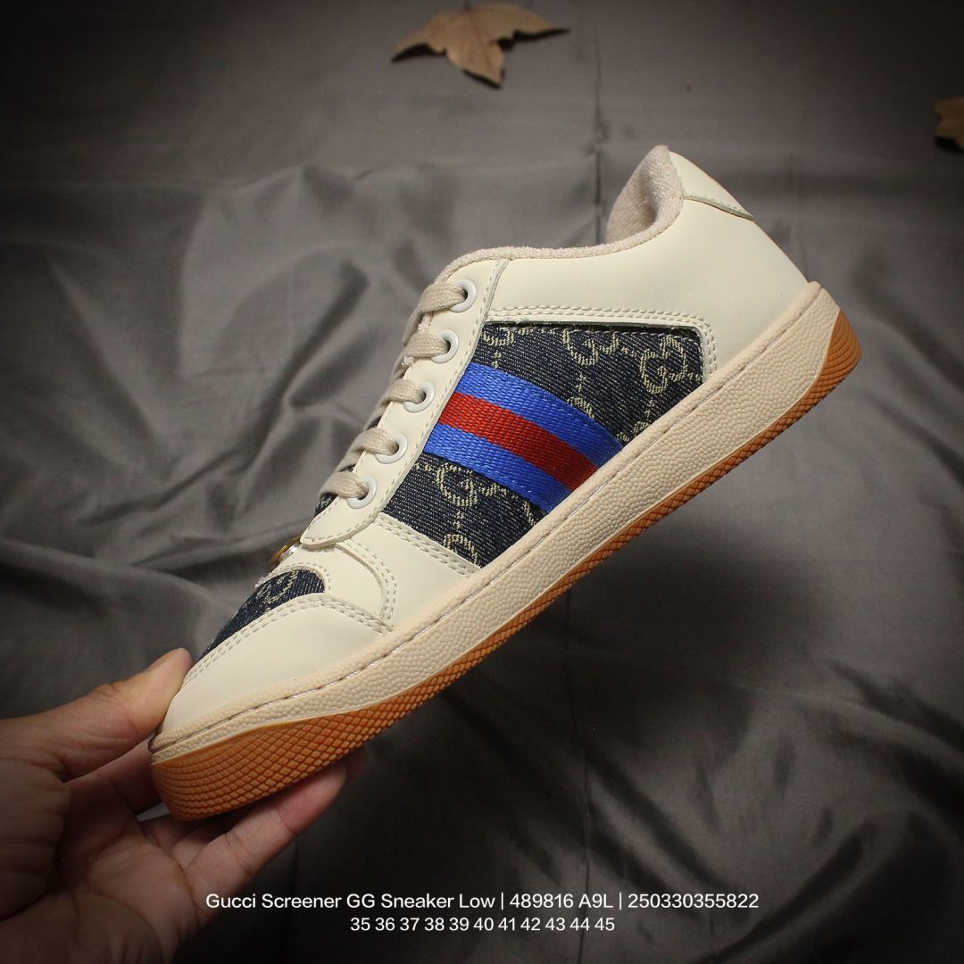 💰140
GUCCI/古驰 男女鞋广东原产品质，采用软感磨砂小牛皮及丹宁面料鞋面材质(轻度磨破做旧效果!!)，饰金属双G椭圆形珐琅细节，正确抓绒毛巾绒内里及皮革灌塑PU乳胶脚垫，外置做旧效果双层TPU防变形橡胶大底❗️意大利时装奢饰品牌·古驰Gucci Screener GG Sneaker Low 经典原型系列复古百搭老爹做旧休闲板 489816 A9L

类型：女鞋
码数：35 36 37 38 39 40
编码：250330355.822