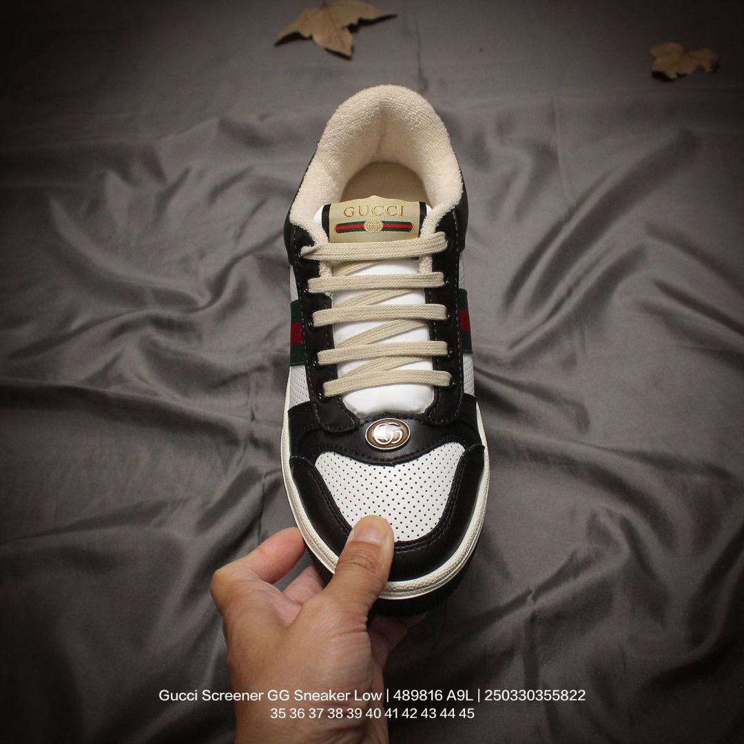 💰140
GUCCI/古驰 男女鞋广东原产品质，采用软感磨砂小牛皮及丹宁面料鞋面材质(轻度磨破做旧效果!!)，饰金属双G椭圆形珐琅细节，正确抓绒毛巾绒内里及皮革灌塑PU乳胶脚垫，外置做旧效果双层TPU防变形橡胶大底❗️意大利时装奢饰品牌·古驰Gucci Screener GG Sneaker Low 经典原型系列复古百搭老爹做旧休闲板 489816 A9L

类型：女鞋
码数：35 36 37 38 39 40
编码：250330355.822