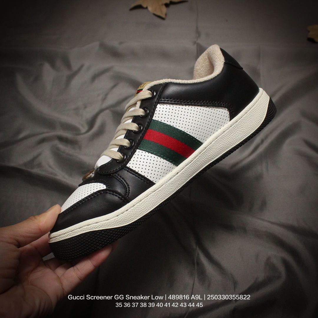 💰140
GUCCI/古驰 男女鞋广东原产品质，采用软感磨砂小牛皮及丹宁面料鞋面材质(轻度磨破做旧效果!!)，饰金属双G椭圆形珐琅细节，正确抓绒毛巾绒内里及皮革灌塑PU乳胶脚垫，外置做旧效果双层TPU防变形橡胶大底❗️意大利时装奢饰品牌·古驰Gucci Screener GG Sneaker Low 经典原型系列复古百搭老爹做旧休闲板 489816 A9L

类型：女鞋
码数：35 36 37 38 39 40
编码：250330355.822