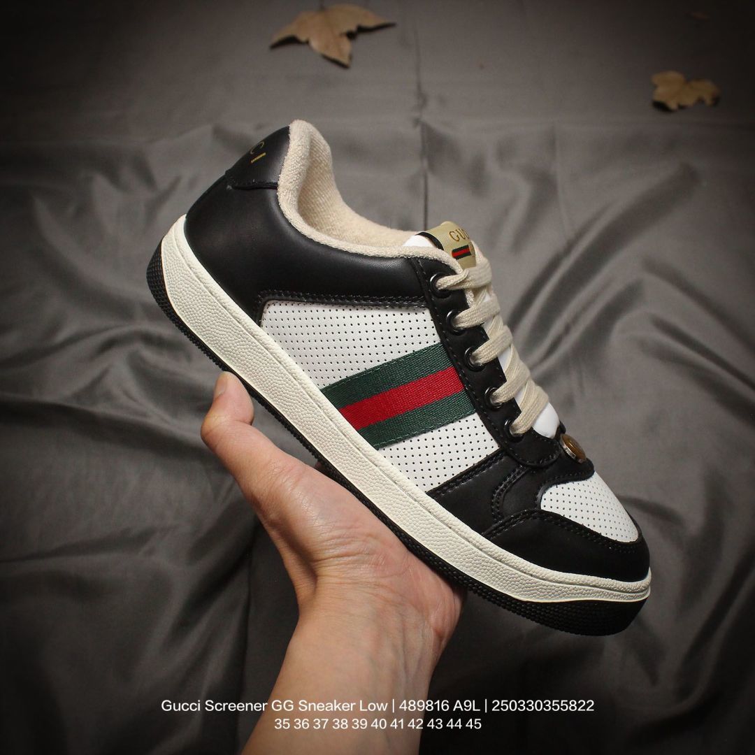 💰140
GUCCI/古驰 男女鞋广东原产品质，采用软感磨砂小牛皮及丹宁面料鞋面材质(轻度磨破做旧效果!!)，饰金属双G椭圆形珐琅细节，正确抓绒毛巾绒内里及皮革灌塑PU乳胶脚垫，外置做旧效果双层TPU防变形橡胶大底❗️意大利时装奢饰品牌·古驰Gucci Screener GG Sneaker Low 经典原型系列复古百搭老爹做旧休闲板 489816 A9L

类型：女鞋
码数：35 36 37 38 39 40
编码：250330355.822