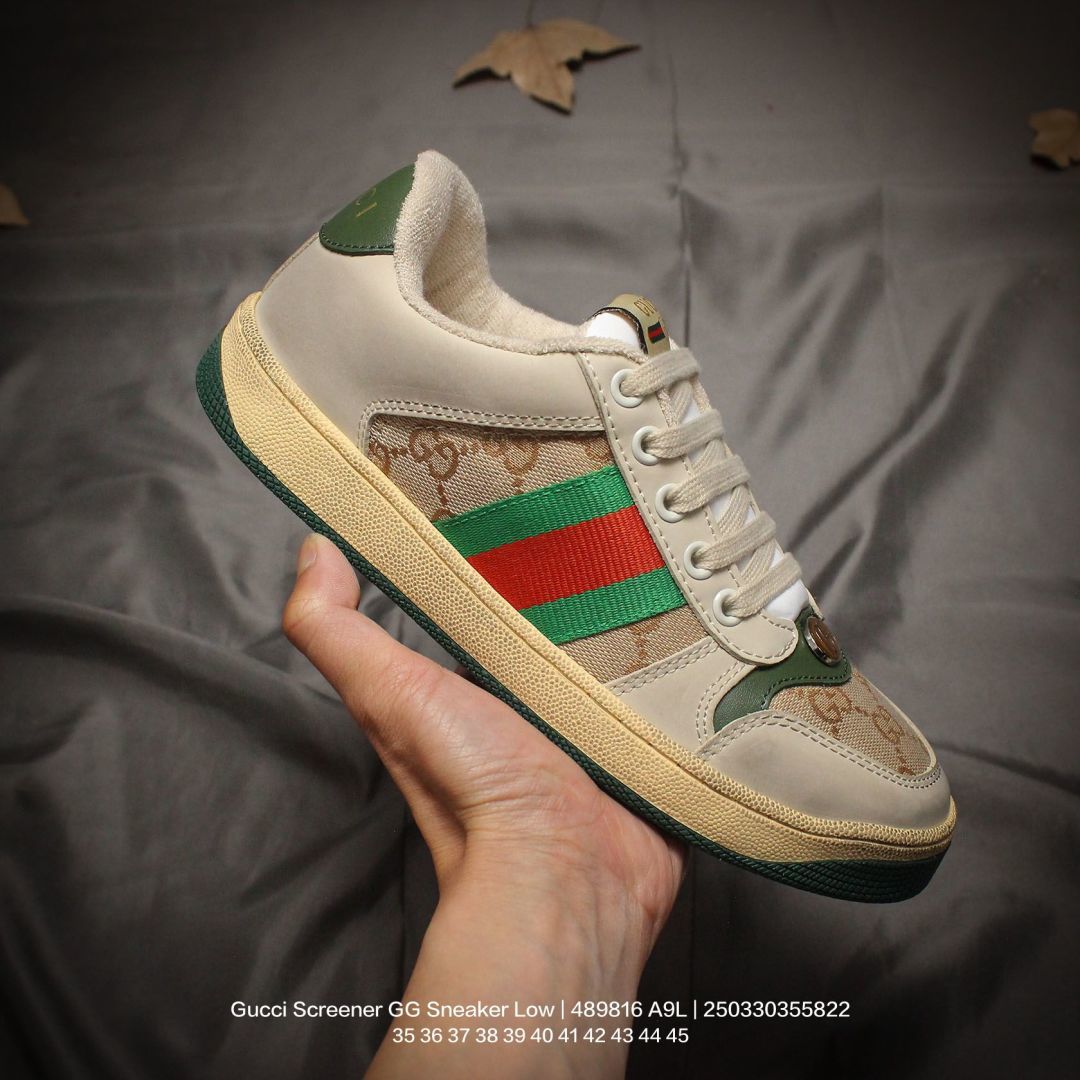 💰140
GUCCI/古驰 男女鞋广东原产品质，采用软感磨砂小牛皮及丹宁面料鞋面材质(轻度磨破做旧效果!!)，饰金属双G椭圆形珐琅细节，正确抓绒毛巾绒内里及皮革灌塑PU乳胶脚垫，外置做旧效果双层TPU防变形橡胶大底❗️意大利时装奢饰品牌·古驰Gucci Screener GG Sneaker Low 经典原型系列复古百搭老爹做旧休闲板 489816 A9L

类型：女鞋
码数：35 36 37 38 39 40
编码：250330355.822