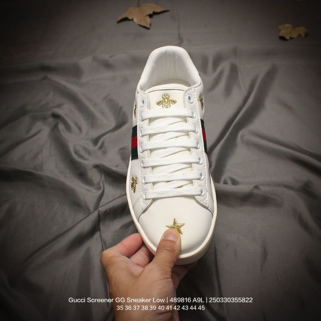 💰140
GUCCI/古驰 男女鞋广东原产品质，采用软感磨砂小牛皮及丹宁面料鞋面材质(轻度磨破做旧效果!!)，饰金属双G椭圆形珐琅细节，正确抓绒毛巾绒内里及皮革灌塑PU乳胶脚垫，外置做旧效果双层TPU防变形橡胶大底❗️意大利时装奢饰品牌·古驰Gucci Screener GG Sneaker Low 经典原型系列复古百搭老爹做旧休闲板 489816 A9L

类型：女鞋
码数：35 36 37 38 39 40
编码：250330355.822