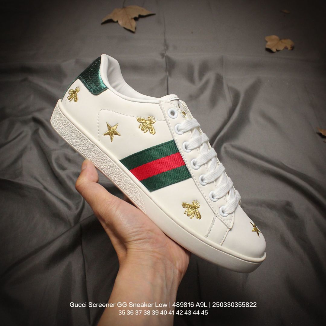 💰140
GUCCI/古驰 男女鞋广东原产品质，采用软感磨砂小牛皮及丹宁面料鞋面材质(轻度磨破做旧效果!!)，饰金属双G椭圆形珐琅细节，正确抓绒毛巾绒内里及皮革灌塑PU乳胶脚垫，外置做旧效果双层TPU防变形橡胶大底❗️意大利时装奢饰品牌·古驰Gucci Screener GG Sneaker Low 经典原型系列复古百搭老爹做旧休闲板 489816 A9L

类型：女鞋
码数：35 36 37 38 39 40
编码：250330355.822