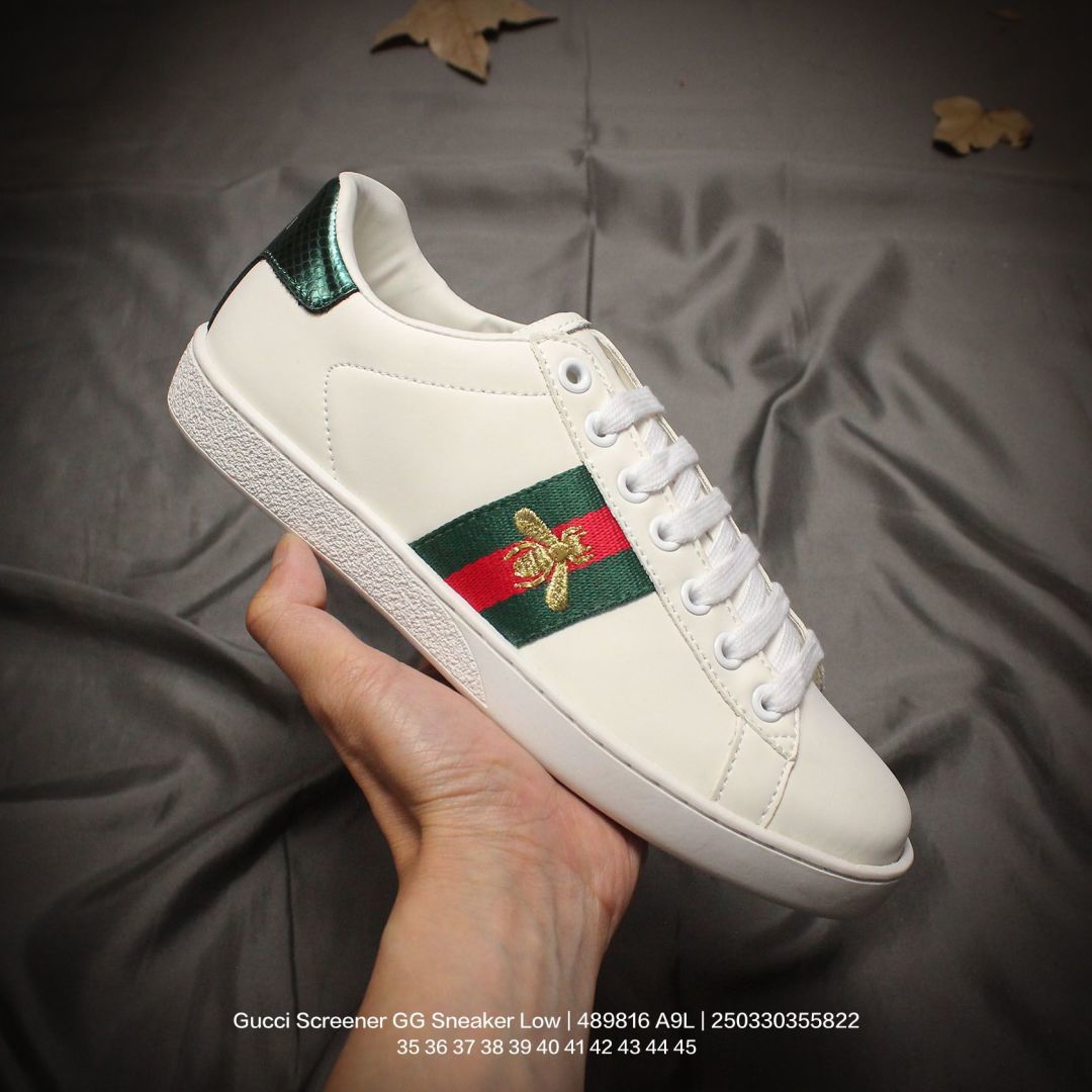 💰140
GUCCI/古驰 男女鞋广东原产品质，采用软感磨砂小牛皮及丹宁面料鞋面材质(轻度磨破做旧效果!!)，饰金属双G椭圆形珐琅细节，正确抓绒毛巾绒内里及皮革灌塑PU乳胶脚垫，外置做旧效果双层TPU防变形橡胶大底❗️意大利时装奢饰品牌·古驰Gucci Screener GG Sneaker Low 经典原型系列复古百搭老爹做旧休闲板 489816 A9L

类型：女鞋
码数：35 36 37 38 39 40
编码：250330355.822