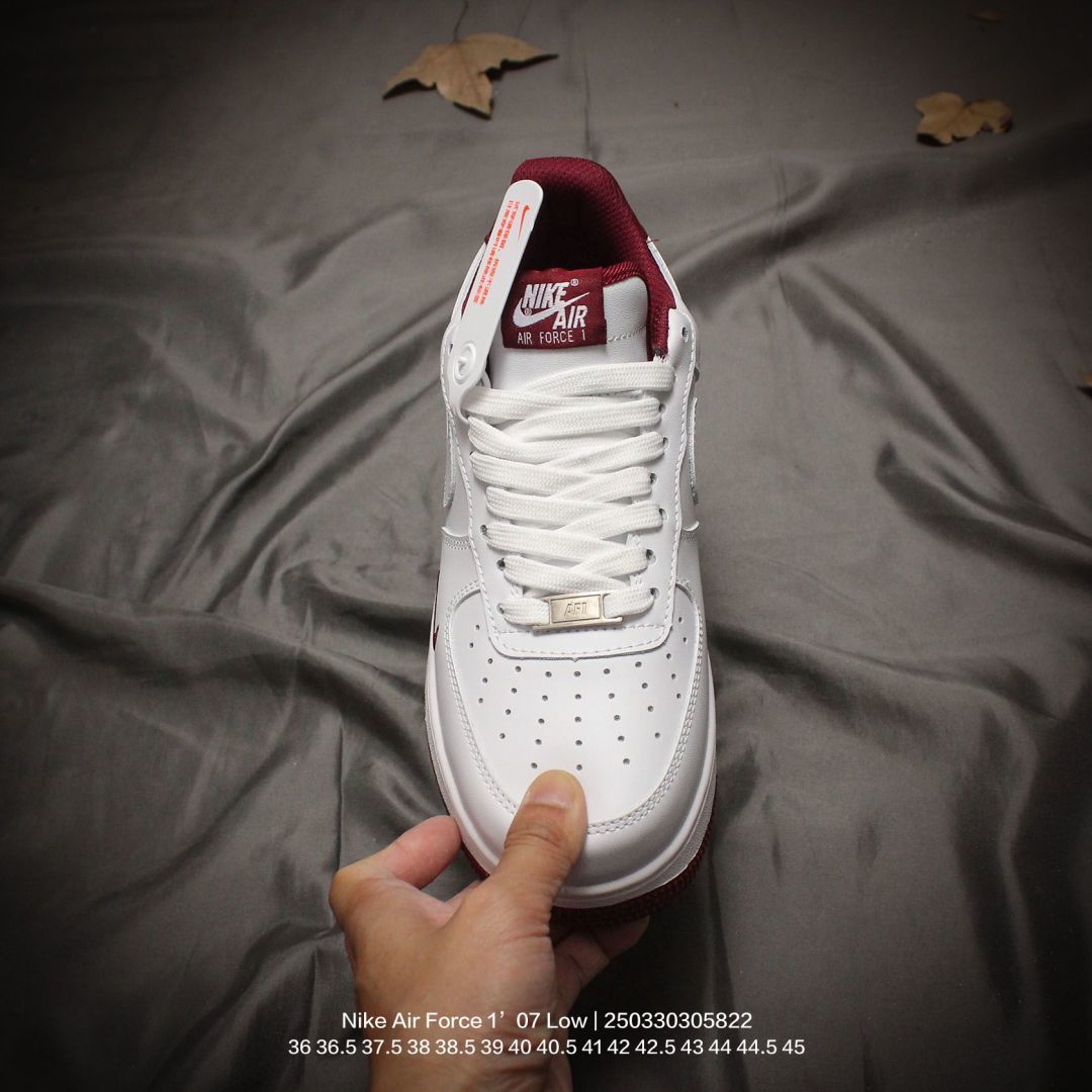 💰90
Nike/耐克 男女鞋真标半码制,升级原楦原纸版数据开发版型,采用硬质牛剖革鞋面材质,内置全掌Air Sole气垫❗官方新色,耐克Nike Air Force 1’07 Low"Mini Swoosh Pack"空军一号经典低帮百搭休闲运动板鞋“
类型:男女鞋
码数:36 36.5 37.5 38 38.5 39 40 40.5 41 42 42.5 43 44 44.5 45
编码:250330305.822