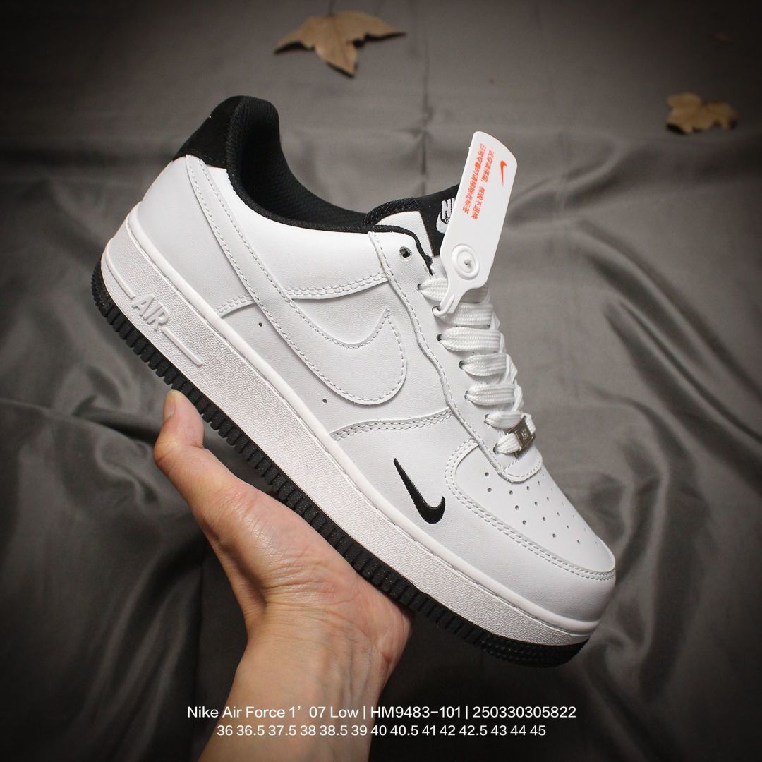 🈴💰90
Nike/耐克 男女鞋真标半码制,升级原楦原纸版数据开发版型,采用硬质牛剖革鞋面材质,内置全掌Air Sole气垫❗官方新色,耐克Nike Air Force 1’07 Low"Mini Swoosh Pack"空军一号经典低帮百搭休闲运动板鞋“皮革米白黑小钩 HM9483-101
类型:男女鞋
码数:36 36.5 37.5 38 38.5 39 40 40.5 41 42 42.5 43 44 45
编码:250330305.822