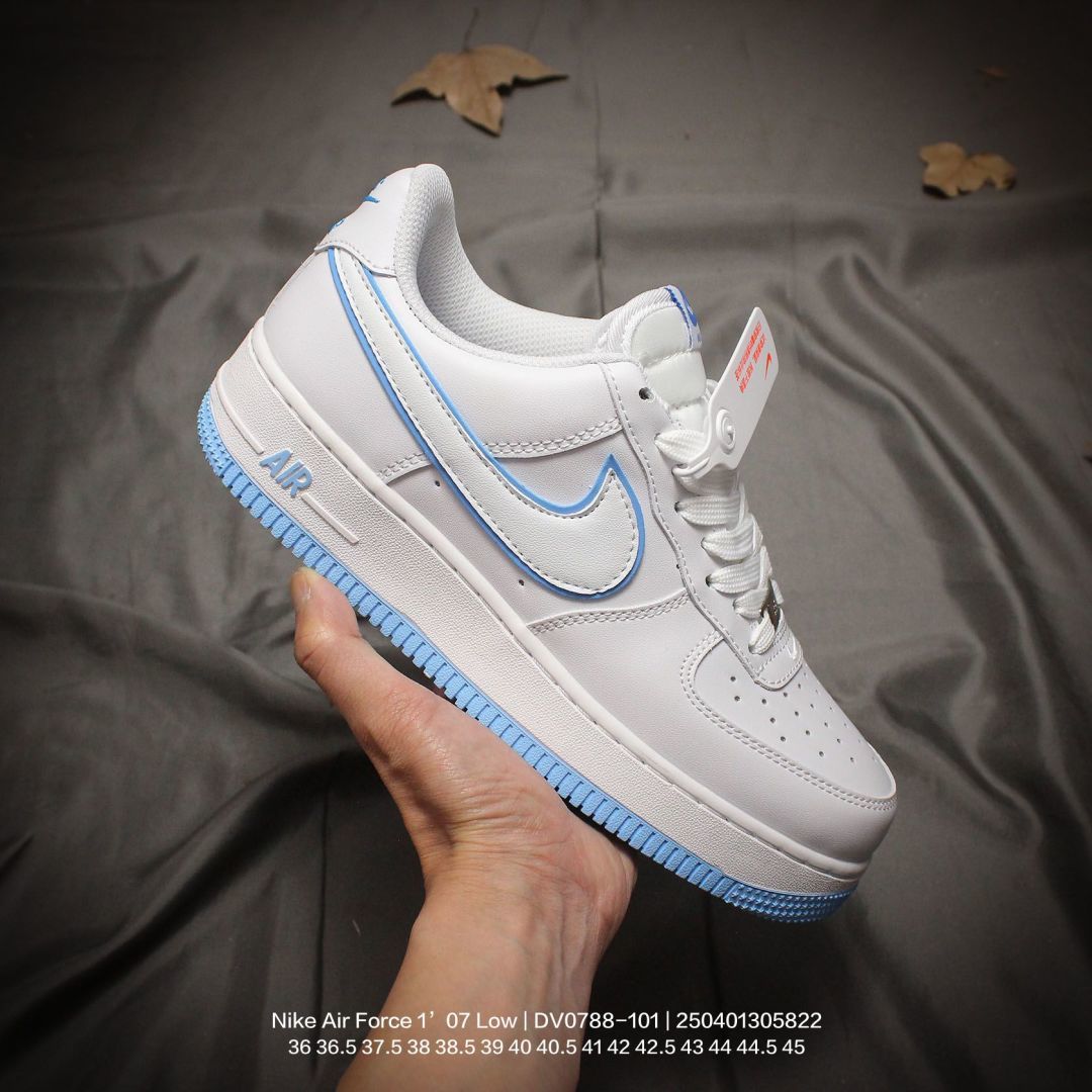 Nike/耐克 男女鞋真标带半码,原楦原纸版数据开发版型,采用硬质牛剖皮革鞋面材质,内置全掌Air Sole气垫❗经典原色亮相,耐克Nike Air Force 1’07 Low LX"White/UNC"空军一号经典低帮百搭休闲运动板鞋“皮革白北卡蓝叠钩 DV0788-101 类型:男女鞋 编码:250401305.822