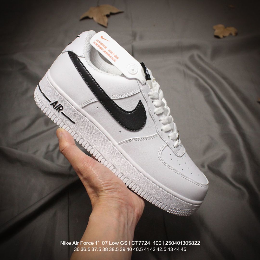 Nike/耐克 男女鞋真标带半码,升级全新窄楦原纸版数据开发版型,采用硬质牛剖皮革鞋面材质,内置全掌Air Sole气垫❗潮流玩家必备AF1小权志龙配色,耐克Nike Air Force 1’07 Low GS"White/Black"空军一号经典低帮百搭休闲运动板鞋“硬皮白黑钩黑标 CT7724-100 类型:男女鞋 编码:250401305.822