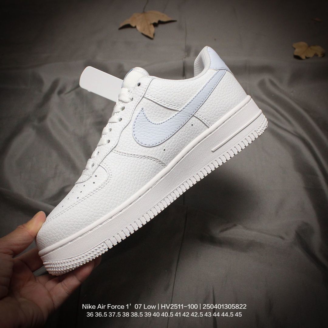 💰90
Nike/耐克 男女鞋半码制,采用硬质荔枝纹牛剖革鞋面材质,内置全掌Air Sole气垫❗官方新色,耐克Nike Air Force 1’07 Low"White Light Blue"空军一号系列经典低帮百搭休闲运动板鞋“皮革白浅蓝钩子 HV2511-100
类型:男女鞋
码数:36 36.5 37.5 38 38.5 39 40 40.5 41 42 42.5 43 44 44.5 45
编码:250401305.822