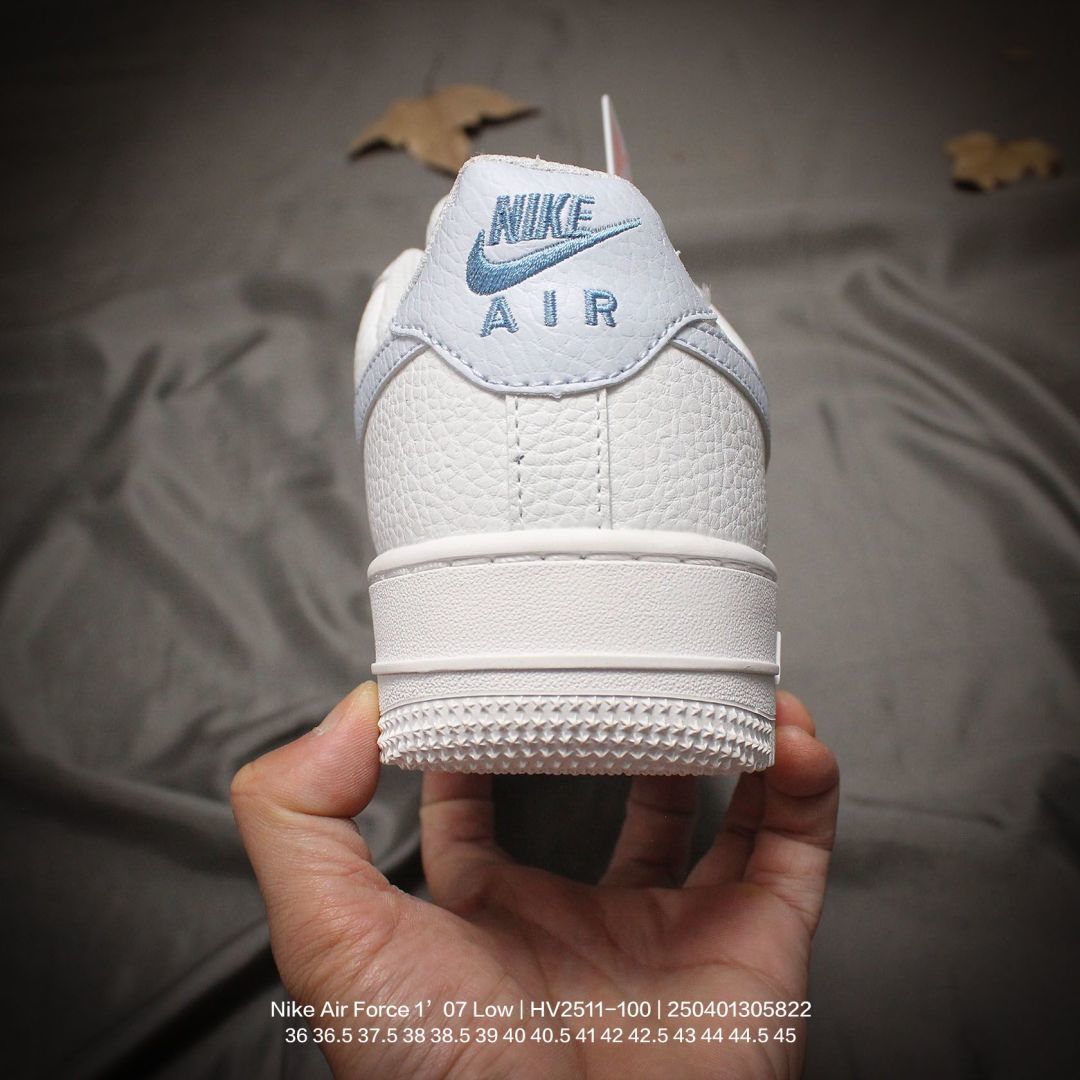 💰90
Nike/耐克 男女鞋半码制,采用硬质荔枝纹牛剖革鞋面材质,内置全掌Air Sole气垫❗官方新色,耐克Nike Air Force 1’07 Low"White Light Blue"空军一号系列经典低帮百搭休闲运动板鞋“皮革白浅蓝钩子 HV2511-100
类型:男女鞋
码数:36 36.5 37.5 38 38.5 39 40 40.5 41 42 42.5 43 44 44.5 45
编码:250401305.822