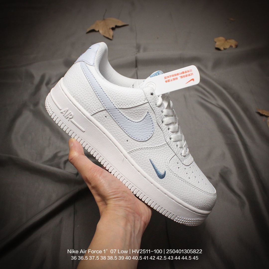 💰90
Nike/耐克 男女鞋半码制,采用硬质荔枝纹牛剖革鞋面材质,内置全掌Air Sole气垫❗官方新色,耐克Nike Air Force 1’07 Low"White Light Blue"空军一号系列经典低帮百搭休闲运动板鞋“皮革白浅蓝钩子 HV2511-100
类型:男女鞋
码数:36 36.5 37.5 38 38.5 39 40 40.5 41 42 42.5 43 44 44.5 45
编码:250401305.822