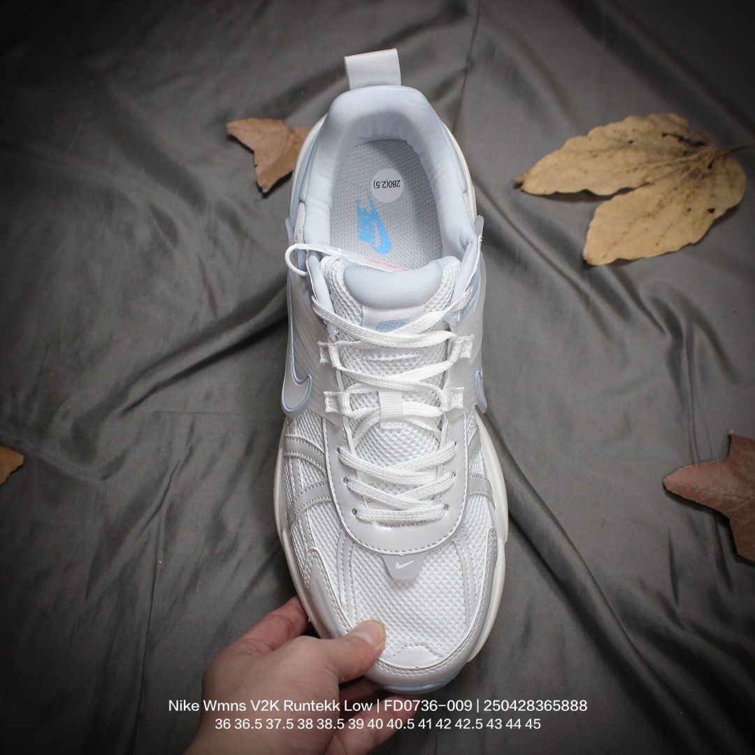 💰180
Nike/耐克 原楦原纸版开发，采用太空革组合呼吸网眼布鞋面材质，搭载MD发泡缓震中底及防滑橡胶底片❗️一次拿下 V2K 以及老爹风，全新耐克Nike Wmns V2K Runtekk Low"White/Blue"复古潮系列未来复古老爹风百搭休闲运动慢跑鞋“白天蓝 FD0736-009

类型：男女鞋
码数：36 36.5 37.5 38 38.5 39 40 40.5 41 42 42.5 43 44 45
编码：250428365.888