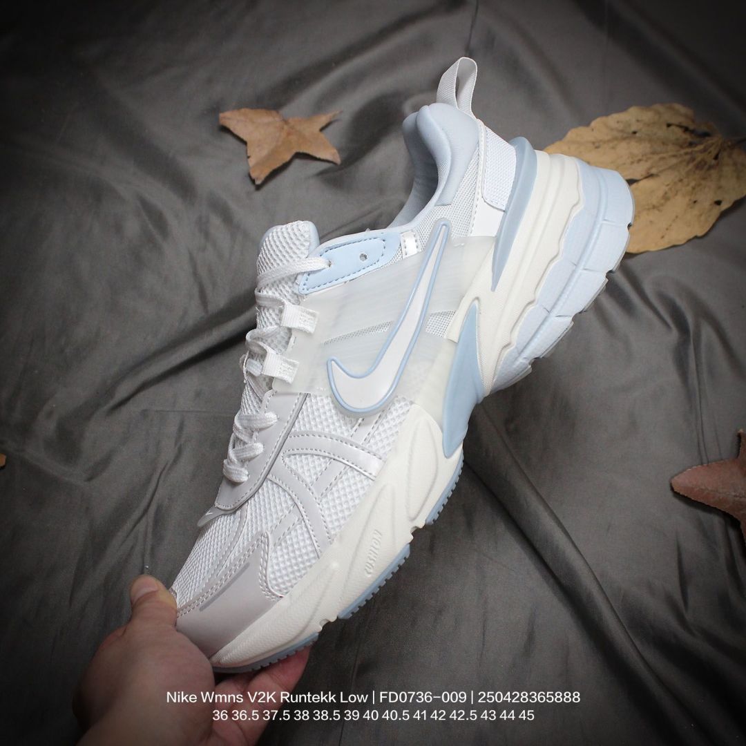 💰180
Nike/耐克 原楦原纸版开发，采用太空革组合呼吸网眼布鞋面材质，搭载MD发泡缓震中底及防滑橡胶底片❗️一次拿下 V2K 以及老爹风，全新耐克Nike Wmns V2K Runtekk Low"White/Blue"复古潮系列未来复古老爹风百搭休闲运动慢跑鞋“白天蓝 FD0736-009

类型：男女鞋
码数：36 36.5 37.5 38 38.5 39 40 40.5 41 42 42.5 43 44 45
编码：250428365.888