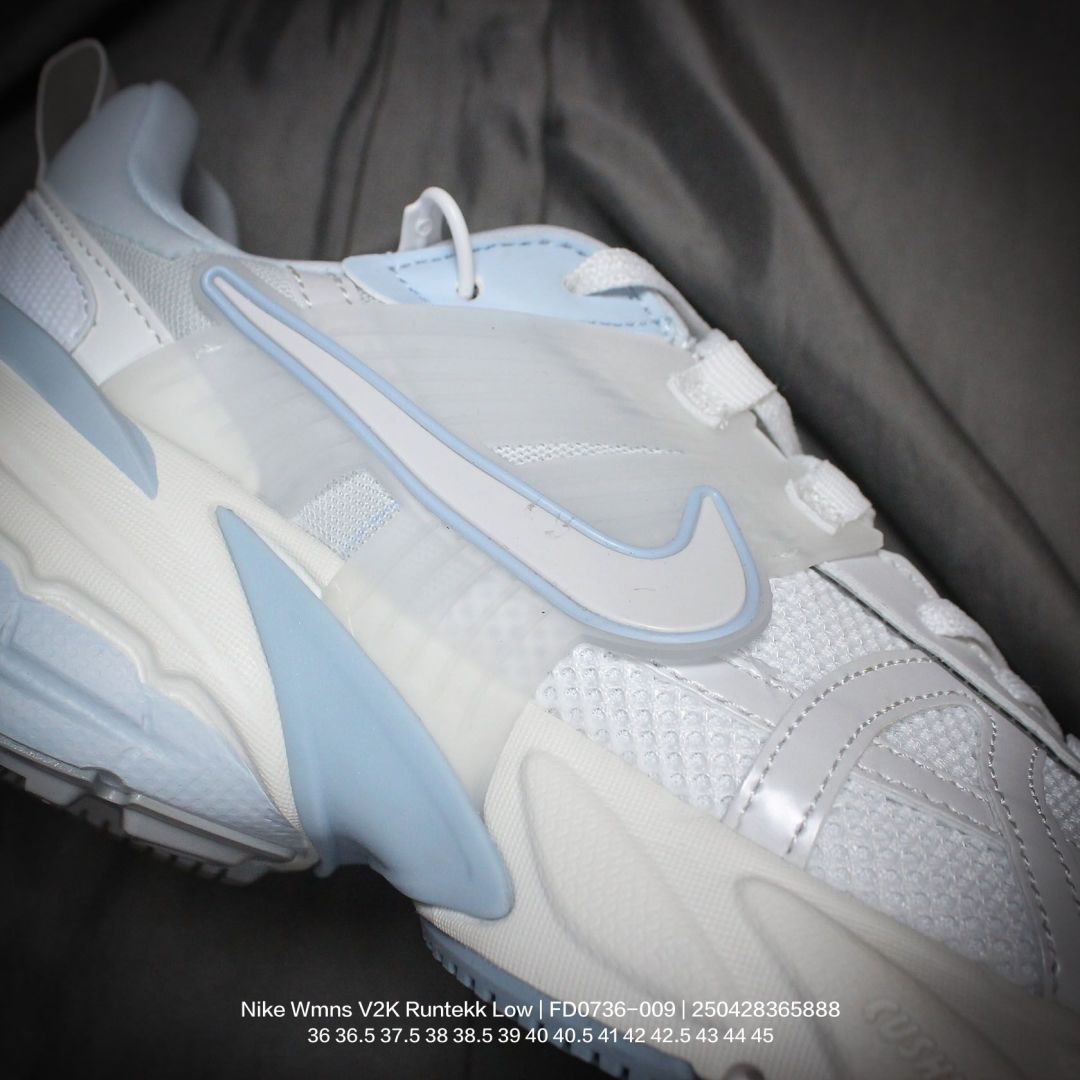 💰180
Nike/耐克 原楦原纸版开发，采用太空革组合呼吸网眼布鞋面材质，搭载MD发泡缓震中底及防滑橡胶底片❗️一次拿下 V2K 以及老爹风，全新耐克Nike Wmns V2K Runtekk Low"White/Blue"复古潮系列未来复古老爹风百搭休闲运动慢跑鞋“白天蓝 FD0736-009

类型：男女鞋
码数：36 36.5 37.5 38 38.5 39 40 40.5 41 42 42.5 43 44 45
编码：250428365.888