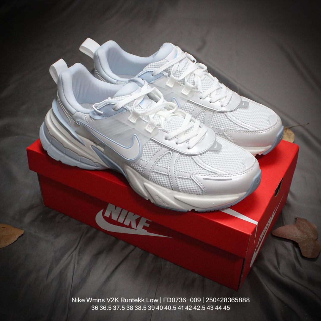 💰180
Nike/耐克 原楦原纸版开发，采用太空革组合呼吸网眼布鞋面材质，搭载MD发泡缓震中底及防滑橡胶底片❗️一次拿下 V2K 以及老爹风，全新耐克Nike Wmns V2K Runtekk Low"White/Blue"复古潮系列未来复古老爹风百搭休闲运动慢跑鞋“白天蓝 FD0736-009

类型：男女鞋
码数：36 36.5 37.5 38 38.5 39 40 40.5 41 42 42.5 43 44 45
编码：250428365.888
