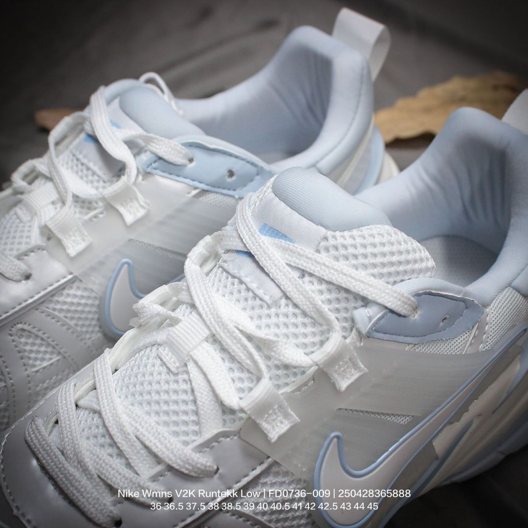 💰180
Nike/耐克 原楦原纸版开发，采用太空革组合呼吸网眼布鞋面材质，搭载MD发泡缓震中底及防滑橡胶底片❗️一次拿下 V2K 以及老爹风，全新耐克Nike Wmns V2K Runtekk Low"White/Blue"复古潮系列未来复古老爹风百搭休闲运动慢跑鞋“白天蓝 FD0736-009

类型：男女鞋
码数：36 36.5 37.5 38 38.5 39 40 40.5 41 42 42.5 43 44 45
编码：250428365.888