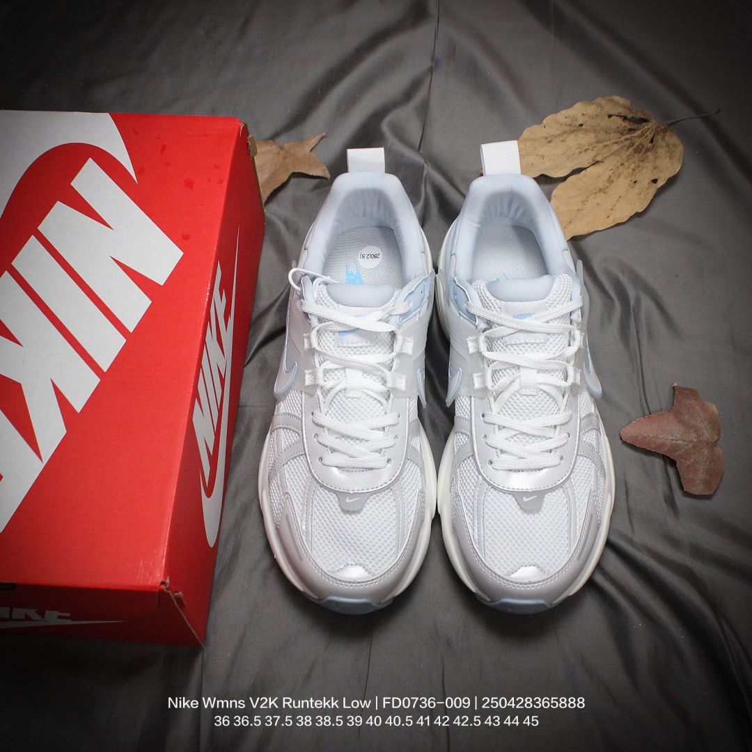 💰180
Nike/耐克 原楦原纸版开发，采用太空革组合呼吸网眼布鞋面材质，搭载MD发泡缓震中底及防滑橡胶底片❗️一次拿下 V2K 以及老爹风，全新耐克Nike Wmns V2K Runtekk Low"White/Blue"复古潮系列未来复古老爹风百搭休闲运动慢跑鞋“白天蓝 FD0736-009

类型：男女鞋
码数：36 36.5 37.5 38 38.5 39 40 40.5 41 42 42.5 43 44 45
编码：250428365.888