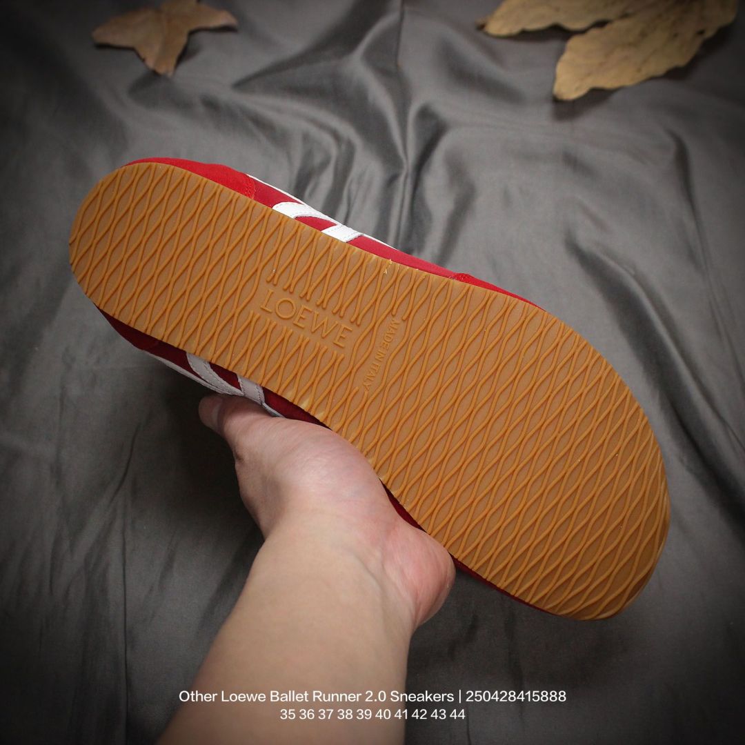 💰220
 升级原楦型开发纸版，全手工拉帮工艺成型，采用反绒牛皮革拼接头层皮饰片鞋面材质，鞋身原装高密度防刮尼龙面料,极好柔软效果，双层乳胶缓震鞋垫，外部搭配轻量EVA缓震组合橡胶防滑片装外底❗️西班牙百年皮具奢华品牌/罗意威Loewe Ballet Runner 2.0 Sneakers 芭蕾舞2.0系列阿甘复古风德训薄底百搭休闲运动鞋 

类型：男女鞋
码数：35 36 37 38 39 40 41 42 43 44
编码：250428415.888