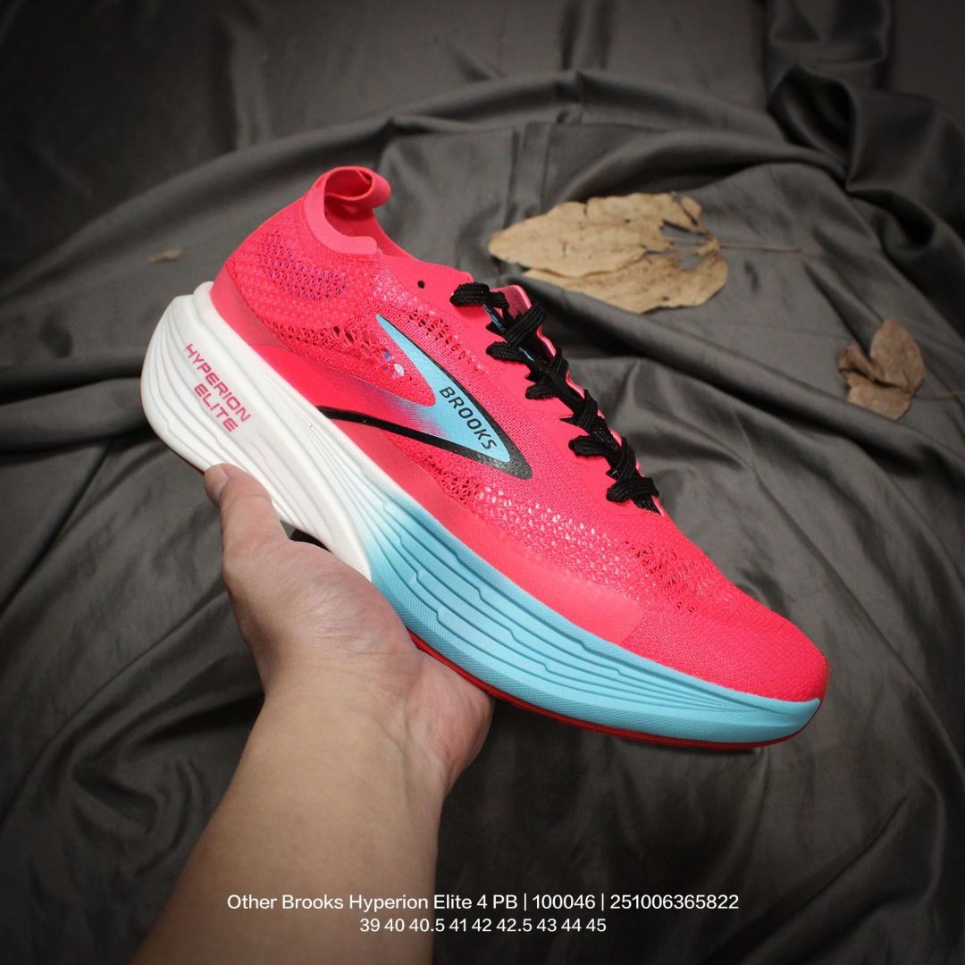 💰150
原楦纸版开发,采用针织网织鞋面材质,搭载DNA LOFT V2密度泡棉缓震系统中底,外置防滑耐磨橡胶底片❗回归个性化跑姿!全球四大跑鞋品牌之一,布鲁克斯Brooks Hyperion Elite 4 PB 龙卷风4代系列低帮透气缓震支撑休闲运动慢跑鞋 100046
类型:男鞋
码数:39 40 40.5 41 42 42.5 43 44 45
编码:251006365.822