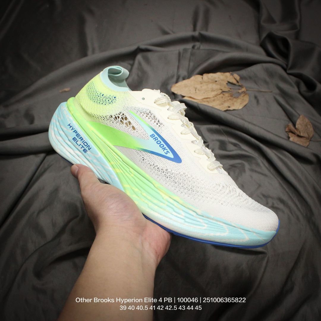 💰150
 原楦纸版开发，采用针织网织鞋面材质，搭载DNA LOFT V2密度泡棉缓震系统中底，外置防滑耐磨橡胶底片❗回归个性化跑姿！全球四大跑鞋品牌之一,布鲁克斯Brooks Hyperion Elite 4 PB 龙卷风4代系列低帮透气缓震支撑休闲运动慢跑鞋 100046

类型：男鞋
码数：39 40 40.5 41 42 42.5 43 44 45
编码：251006365.822