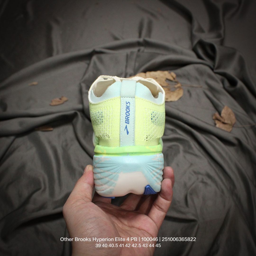 💰150
原楦纸版开发,采用针织网织鞋面材质,搭载DNA LOFT V2密度泡棉缓震系统中底,外置防滑耐磨橡胶底片❗回归个性化跑姿!全球四大跑鞋品牌之一,布鲁克斯Brooks Hyperion Elite 4 PB 龙卷风4代系列低帮透气缓震支撑休闲运动慢跑鞋 100046
类型:男鞋
码数:39 40 40.5 41 42 42.5 43 44 45
编码:251006365.822