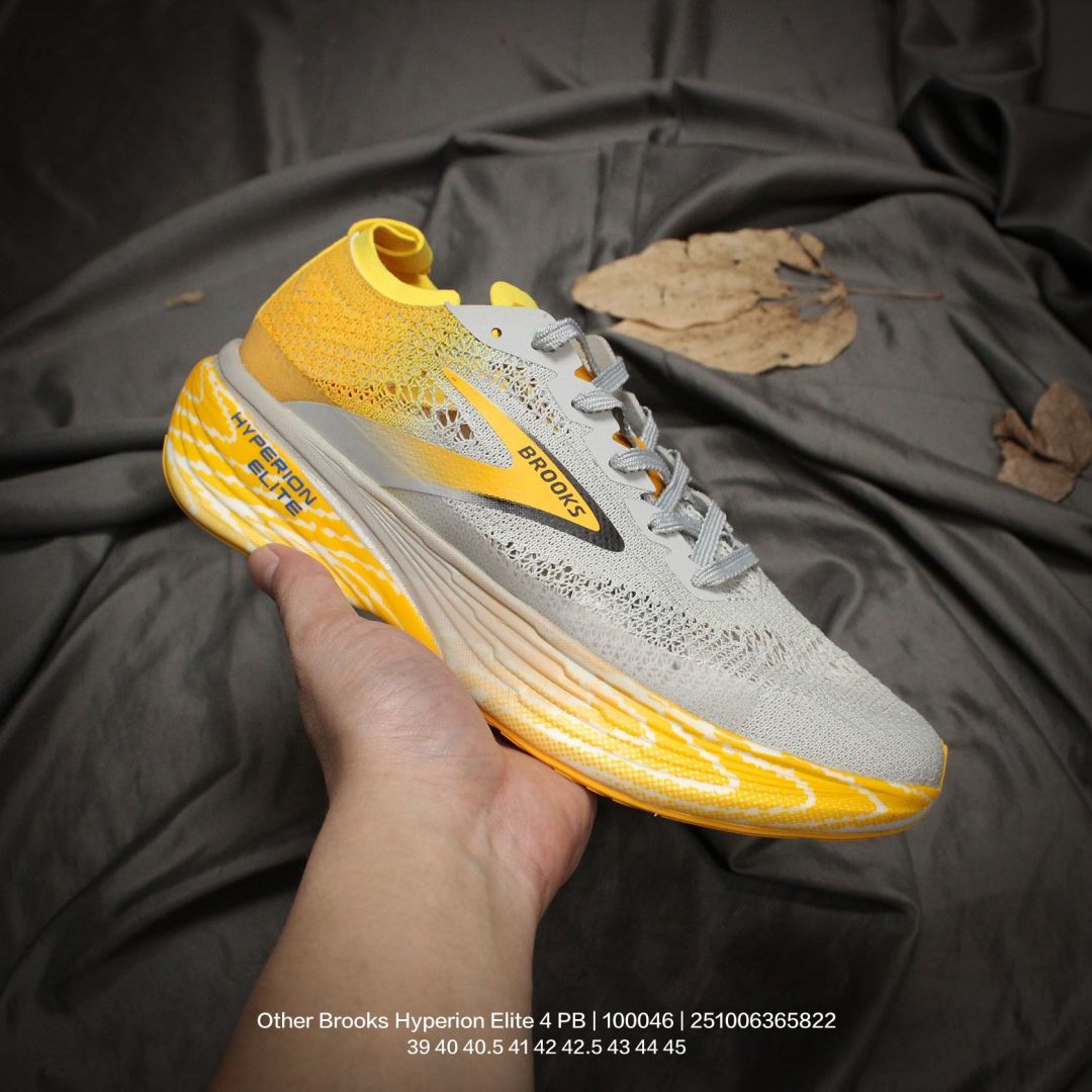 💰150
原楦纸版开发,采用针织网织鞋面材质,搭载DNA LOFT V2密度泡棉缓震系统中底,外置防滑耐磨橡胶底片❗回归个性化跑姿!全球四大跑鞋品牌之一,布鲁克斯Brooks Hyperion Elite 4 PB 龙卷风4代系列低帮透气缓震支撑休闲运动慢跑鞋 100046
类型:男鞋
码数:39 40 40.5 41 42 42.5 43 44 45
编码:251006365.822