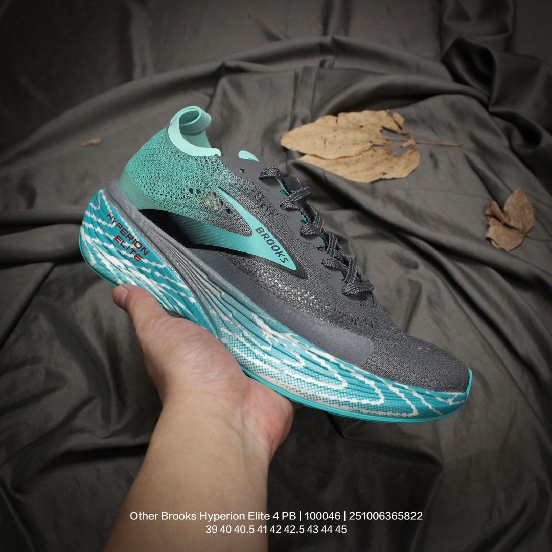 💰150
原楦纸版开发,采用针织网织鞋面材质,搭载DNA LOFT V2密度泡棉缓震系统中底,外置防滑耐磨橡胶底片❗回归个性化跑姿!全球四大跑鞋品牌之一,布鲁克斯Brooks Hyperion Elite 4 PB 龙卷风4代系列低帮透气缓震支撑休闲运动慢跑鞋 100046
类型:男鞋
码数:39 40 40.5 41 42 42.5 43 44 45
编码:251006365.822