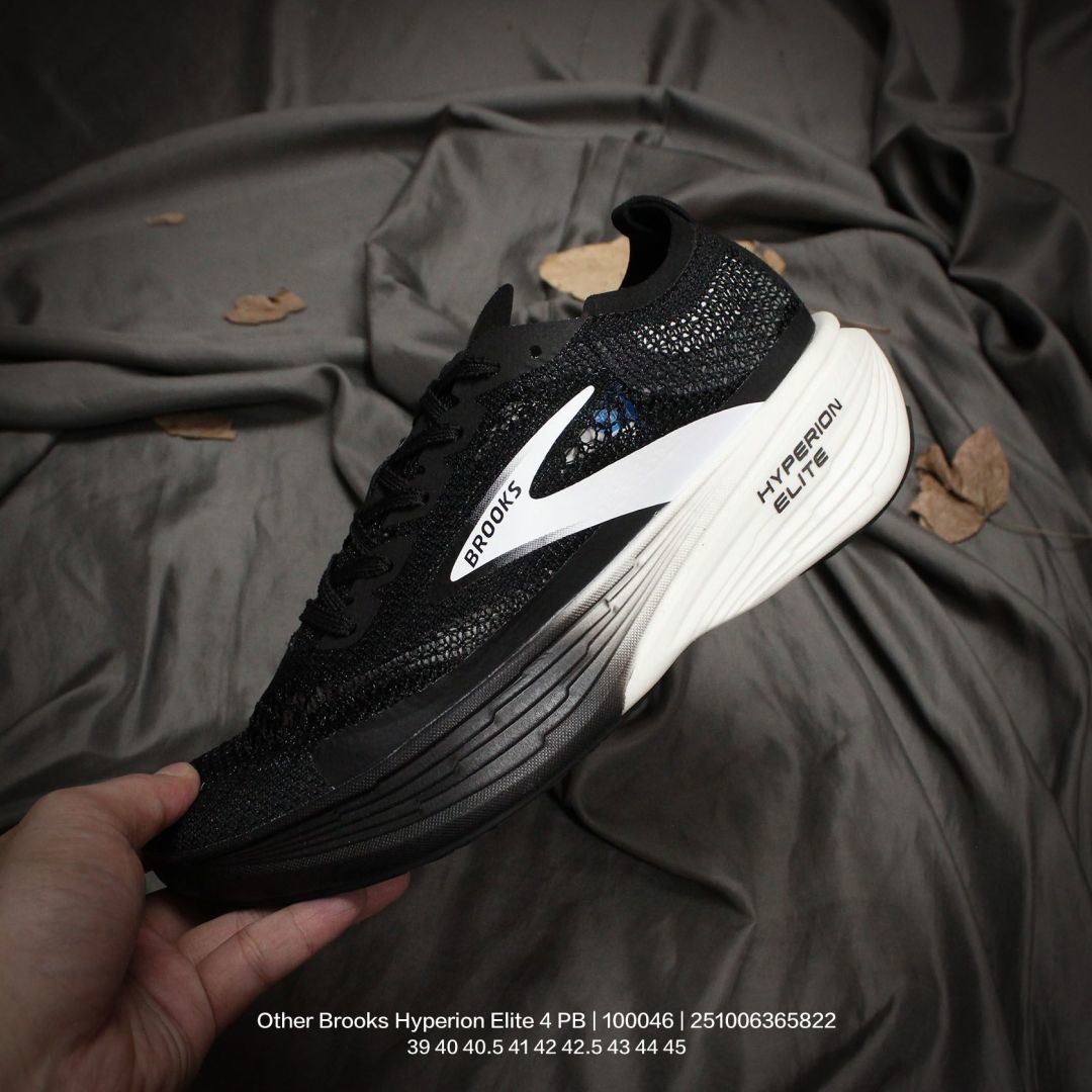 💰150
原楦纸版开发,采用针织网织鞋面材质,搭载DNA LOFT V2密度泡棉缓震系统中底,外置防滑耐磨橡胶底片❗回归个性化跑姿!全球四大跑鞋品牌之一,布鲁克斯Brooks Hyperion Elite 4 PB 龙卷风4代系列低帮透气缓震支撑休闲运动慢跑鞋 100046
类型:男鞋
码数:39 40 40.5 41 42 42.5 43 44 45
编码:251006365.822