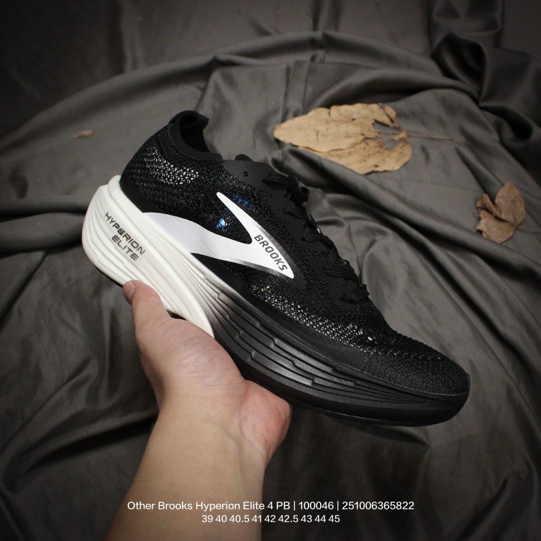 💰150
原楦纸版开发,采用针织网织鞋面材质,搭载DNA LOFT V2密度泡棉缓震系统中底,外置防滑耐磨橡胶底片❗回归个性化跑姿!全球四大跑鞋品牌之一,布鲁克斯Brooks Hyperion Elite 4 PB 龙卷风4代系列低帮透气缓震支撑休闲运动慢跑鞋 100046
类型:男鞋
码数:39 40 40.5 41 42 42.5 43 44 45
编码:251006365.822