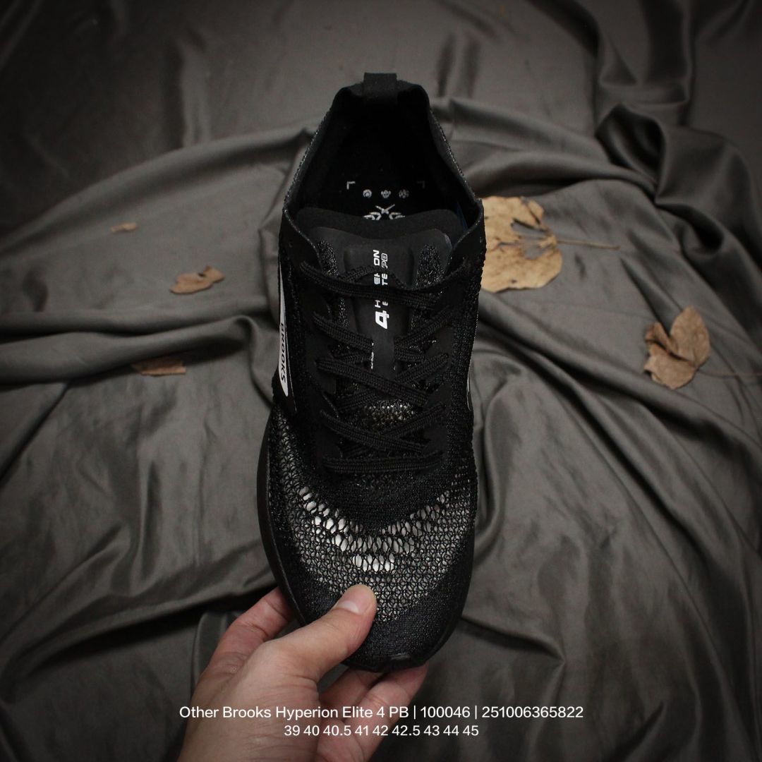 💰150
原楦纸版开发,采用针织网织鞋面材质,搭载DNA LOFT V2密度泡棉缓震系统中底,外置防滑耐磨橡胶底片❗回归个性化跑姿!全球四大跑鞋品牌之一,布鲁克斯Brooks Hyperion Elite 4 PB 龙卷风4代系列低帮透气缓震支撑休闲运动慢跑鞋 100046
类型:男鞋
码数:39 40 40.5 41 42 42.5 43 44 45
编码:251006365.822