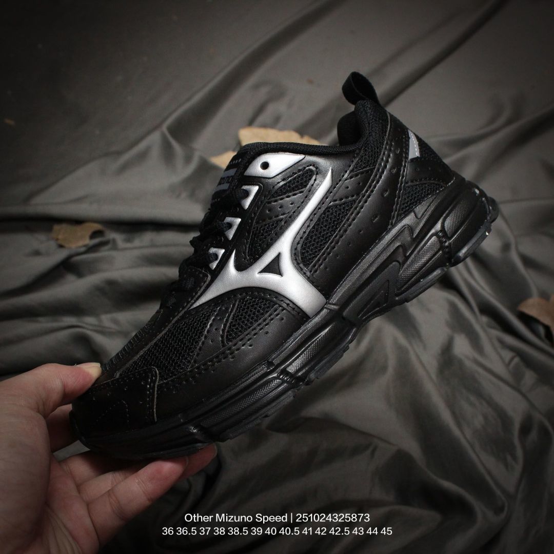 💰110
男女鞋真标半码制,升级原楦原纸版开发,采用透气网眼鞋面配合部分合成革材质,中底搭载MIZUNO经典WAVE 科技全新轻量EVA发泡缓震中底,外置防滑耐磨橡胶大底❗️探寻速度的极致,日本著名百年运动品牌·美津浓Mizuno Speed 快速1代系列低帮复古运动休闲慢跑鞋
类型:男女鞋
码数:36 36.5 37 38 38.5 39 40 40.5 41 42 42.5 43 44 45
编码:251024325.873