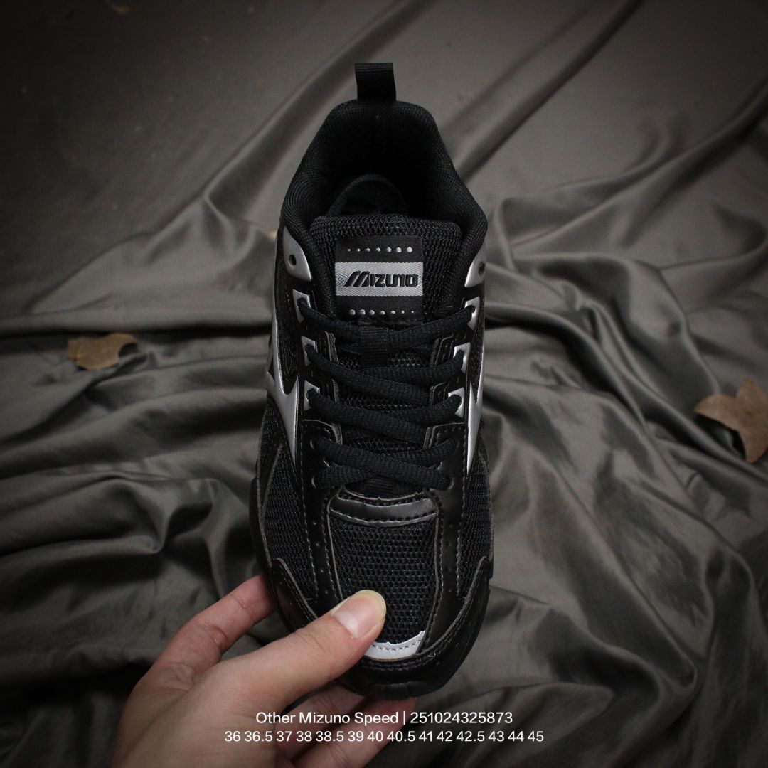 💰110
男女鞋真标半码制,升级原楦原纸版开发,采用透气网眼鞋面配合部分合成革材质,中底搭载MIZUNO经典WAVE 科技全新轻量EVA发泡缓震中底,外置防滑耐磨橡胶大底❗️探寻速度的极致,日本著名百年运动品牌·美津浓Mizuno Speed 快速1代系列低帮复古运动休闲慢跑鞋
类型:男女鞋
码数:36 36.5 37 38 38.5 39 40 40.5 41 42 42.5 43 44 45
编码:251024325.873