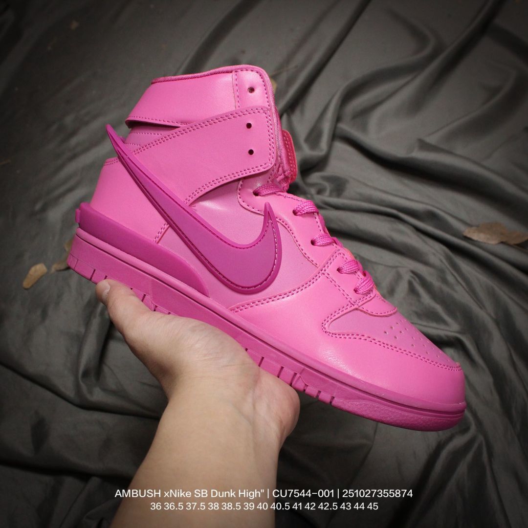 Nike/耐克 男女鞋真标半码制,升级原楦原纸版开发,采用软质粒皮鞋面材质,鞋垫嵌入缓震乳胶+Sole真气垫装置,原比值开发耐磨橡胶大底❗️冲破鞋身的超大钩子❗️ 携手日本时尚品牌AMBUSH xNike SB Dunk High"Black White"扣篮系列高帮休闲运动滑板板鞋扣篮系列高帮休闲运动滑板板鞋 CU7544-001 类型:男女鞋 编码:251027355.874