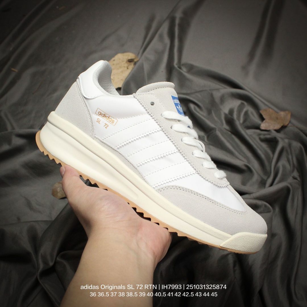 💰110
Adidas/阿迪达斯  SL 72厚底版系列 男女鞋半码制，采用翻毛皮组合牛津布鞋面材质，内嵌环保海玻璃鞋垫，内嵌仿爆中板组合中底搭载发泡模MD缓震物料，外置耐磨橡胶大底❗️不怕撞鞋又时髦！阿迪达斯adidas Originals SL 72 RTN 厚底版系列低帮增高百搭休闲运动板鞋“绿白生胶 IH7993

类型：男女鞋
码数：36 36.5 37 38 38.5 39 40 40.5 41 42 42.5 43 44 45
编码：251031325.874