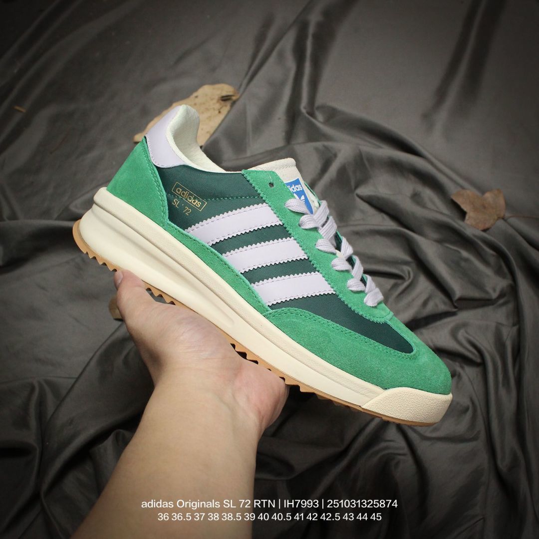 💰110
Adidas/阿迪达斯  SL 72厚底版系列 男女鞋半码制，采用翻毛皮组合牛津布鞋面材质，内嵌环保海玻璃鞋垫，内嵌仿爆中板组合中底搭载发泡模MD缓震物料，外置耐磨橡胶大底❗️不怕撞鞋又时髦！阿迪达斯adidas Originals SL 72 RTN 厚底版系列低帮增高百搭休闲运动板鞋“绿白生胶 IH7993

类型：男女鞋
码数：36 36.5 37 38 38.5 39 40 40.5 41 42 42.5 43 44 45
编码：251031325.874
