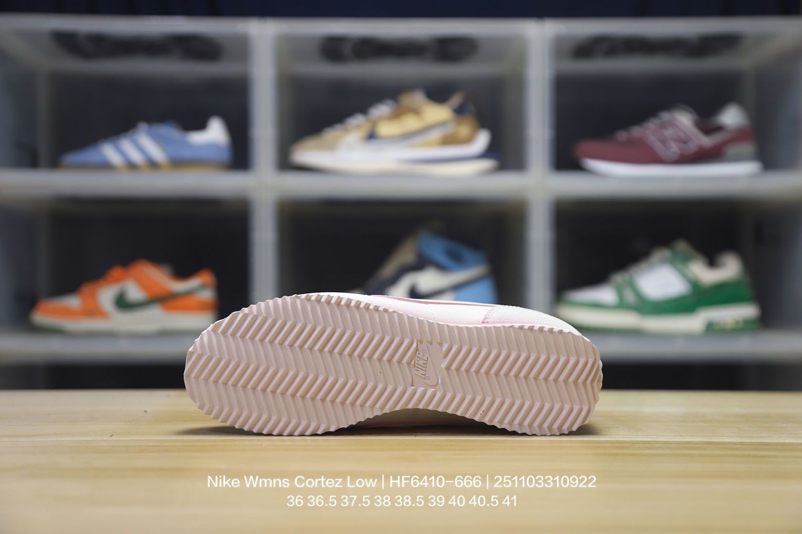 💰95
Nike/耐克 女鞋真标半码制,升级原楦原纸版开发版型,采用牛津布组合翻毛皮饰片鞋面材质,中底搭载双层EVA切片组合高密度发泡橡胶防滑外底❗️复古回归,初代跑鞋!耐克Nike Wmns Cortez Low"Light Soft Pink"阿甘初代系列低帮复古休闲运动慢跑鞋“米白浅粉红 HF6410-666
类型:女鞋
码数:36 36.5 37.5 38 38.5 39 40 40.5 41
编码:251103310.922