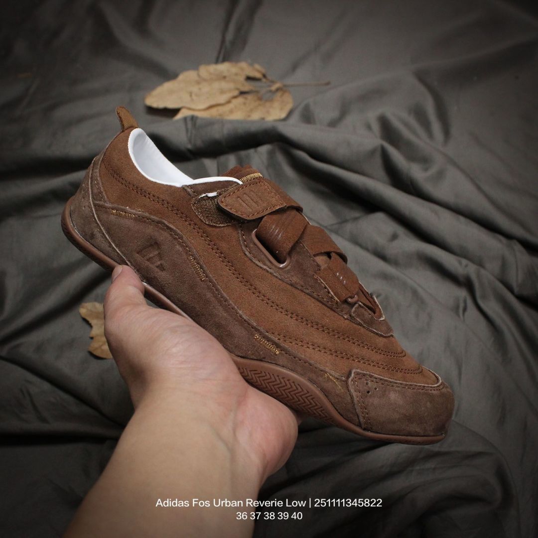 Adidas/阿迪达斯 女鞋,采用猪巴革组合绒面革鞋面材质,外置耐磨橡胶鞋大底❗️城市机能与芭蕾风的浪漫邂逅! 阿迪达斯Adidas Fos Urban Reverie Low 城市幻想系列低帮机能芭蕾舞风魔术贴薄底休闲运动舒适训练鞋 类型:女鞋 编码:251111345.822