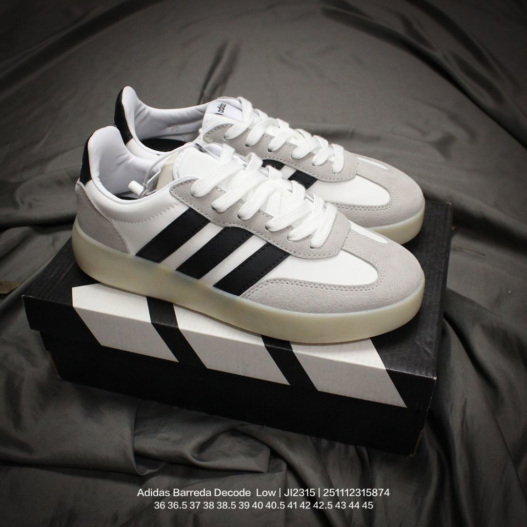 🈴💰100
Adidas/阿迪达斯 男女鞋真标半码制，采用翻毛皮组合牛津布鞋面材质，外置RB耐磨橡胶外底❗阿迪达斯Adidas Barreda Decode  Low 巴列达解密系列低帮复古德训风系带百搭休闲运动T字头板鞋 JI2315

类型：男女鞋
码数：36 36.5 37 38 38.5 39 40 40.5 41 42 42.5 43 44 45
编码：251112315.874