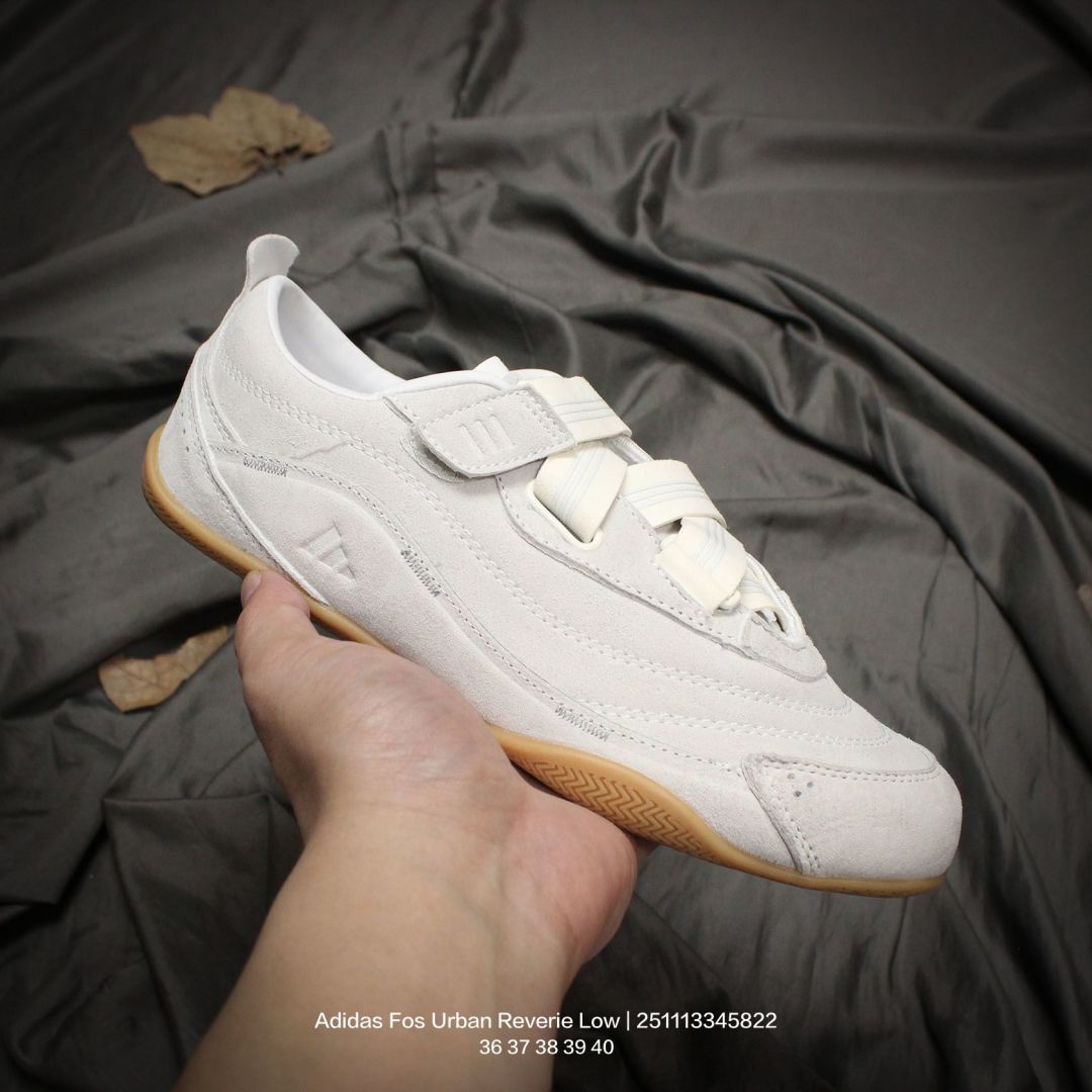 Adidas/阿迪达斯 女鞋,采用猪巴革组合绒面革鞋面材质,外置耐磨橡胶鞋大底❗️城市机能与芭蕾风的浪漫邂逅! 阿迪达斯Adidas Fos Urban Reverie Low 城市幻想系列低帮机能芭蕾舞风魔术贴薄底休闲运动舒适训练鞋 类型:女鞋 编码:251113345.822