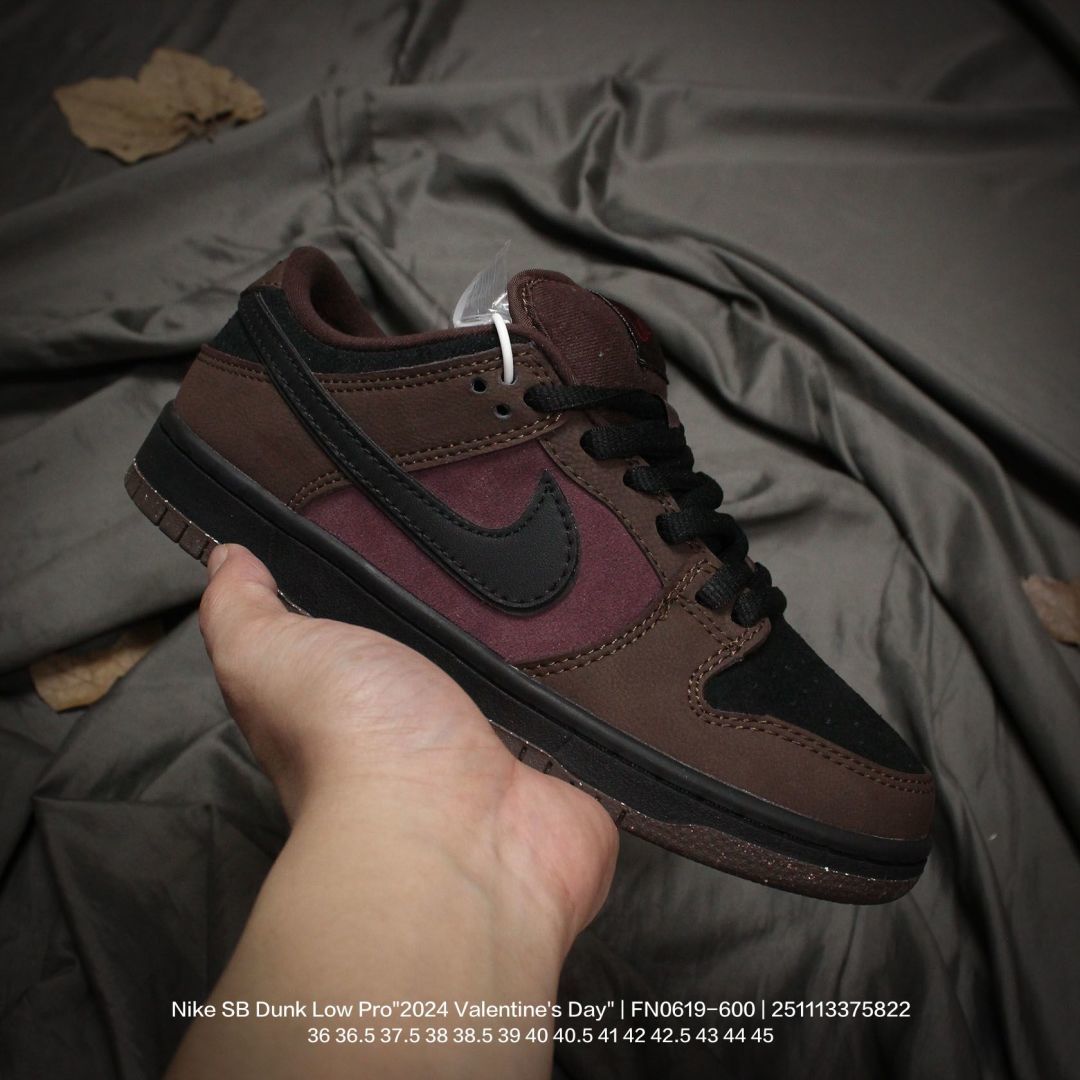 Nike/耐克 男女鞋真标半码制,2021版更新数据窄楦版型,采用硬质磨砂革组合翻毛皮革鞋面材质,鞋垫嵌EVA缓震物料及Air Zoom气垫,外置RB耐磨橡胶大底❗️❗️2024“情人节”SB Dunk完整实物来了!耐克Nike SB Dunk Low Pro"2024 Valentine"s Day"扣篮系列低帮休闲运动滑板板鞋“酒红色红线情人节 FN0619-600 类型:男女鞋 编码:251113375.822