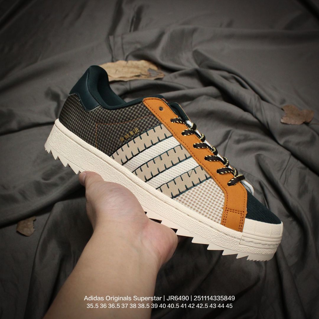 Adidas/阿迪达斯 原楦原纸版开发版型,采用翻毛皮组合呼吸网织布鞋面材质,2020改良全包围鞋垫,正确2020版鞋底模具及扇贝头盖片,外置正确锯齿防滑耐磨加厚鞋底❗重磅三方联名,陈冠希主理品“凝结集团”与日本街头潮流文化著名品牌NBHD/NEIGHBORHOOD x CLOT x Adidas Originals Superstar PNS"Mesh Pack"贝壳头锯齿底系列低帮百搭休闲运动板鞋“ JR6490 类型:男女鞋 编码:251114335.849