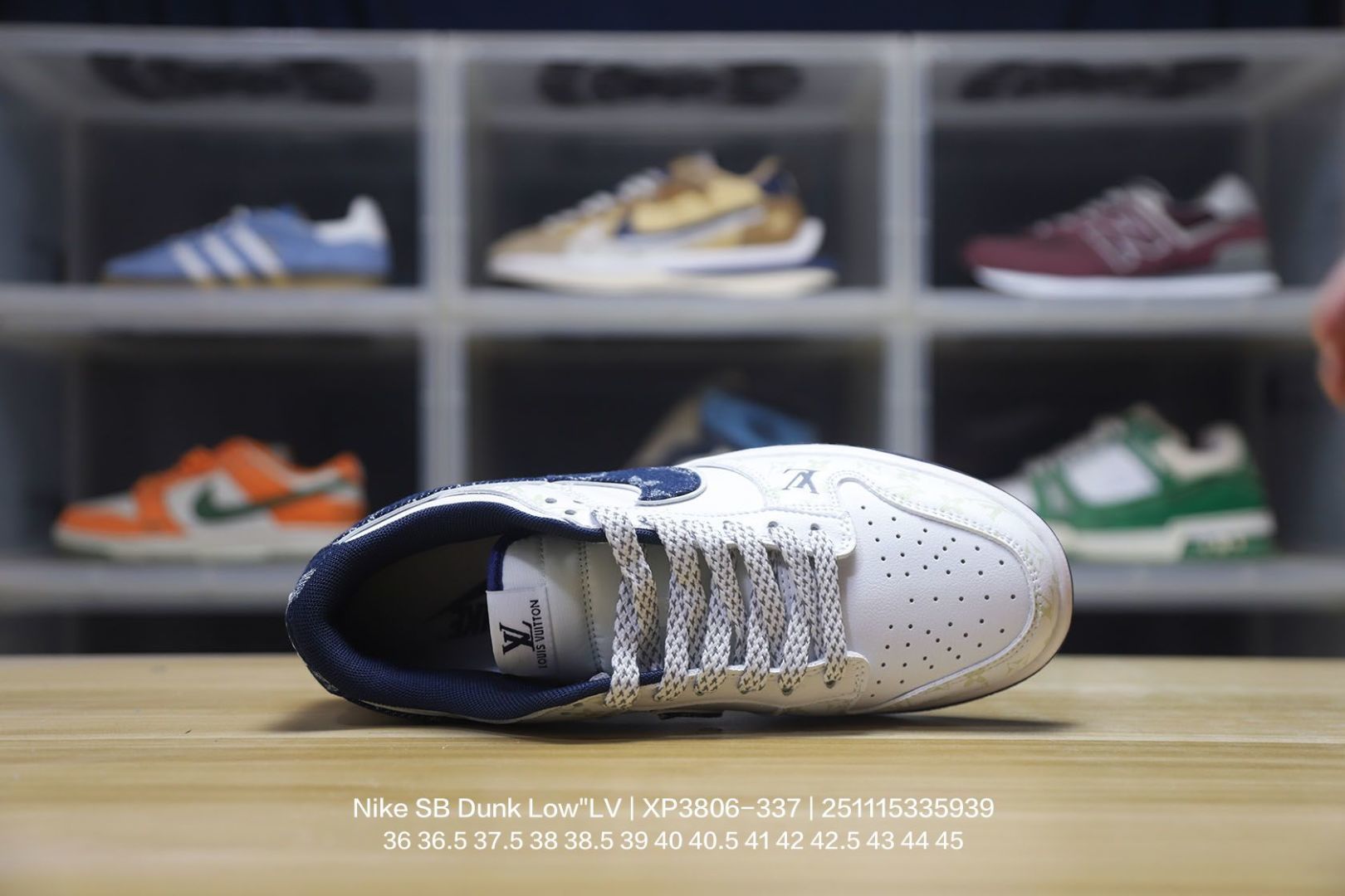 💰120
Nike/耐克 男女鞋真标半码制,全新更新数据窄楦翘头版型,采用荔枝纹牛剖革组合提花牛仔帆布鞋面材质,大厂水平严控清洁度,缜密拉帮中底布,鞋垫嵌EVA缓震物料及背胶,全新窄版翘头耐磨橡胶大底❗️创意定制配色,联乘法国顶级高奢品牌·路易威登Louis Vuitton x Nike SB Dunk Low"LV Monogram"扣篮系列低帮休闲运动滑板板鞋 XP3816-337
类型:男女鞋
码数:36 36.5 37.5 38 38.5 39 40 40.5 41 42 42.5 43 44 45
编码:251115335.939