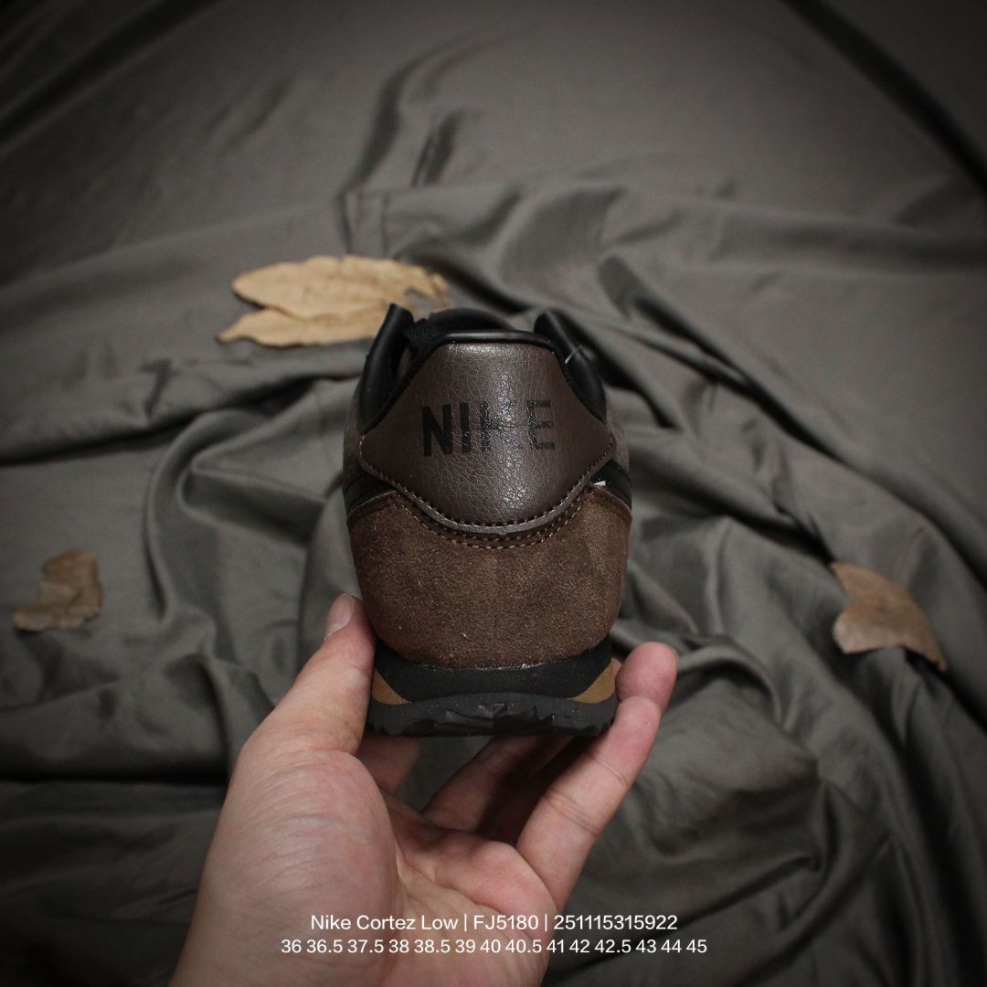 💰100
Nike/耐克 男女鞋真标半码制,采用翻毛皮组合硬质牛剖革鞋面材质,双层EVA切片组合高密度发泡防滑外底❗️复古回归,初代跑鞋!耐克Nike Cortez Low"23 Velvet Brown"阿甘初代系列低帮复古休闲运动慢跑鞋“翻毛棕紫土黄 FJ5180
类型:男女鞋
码数:36 36.5 37.5 38 38.5 39 40 40.5 41 42 42.5 43 44 45
编码:251115315.922