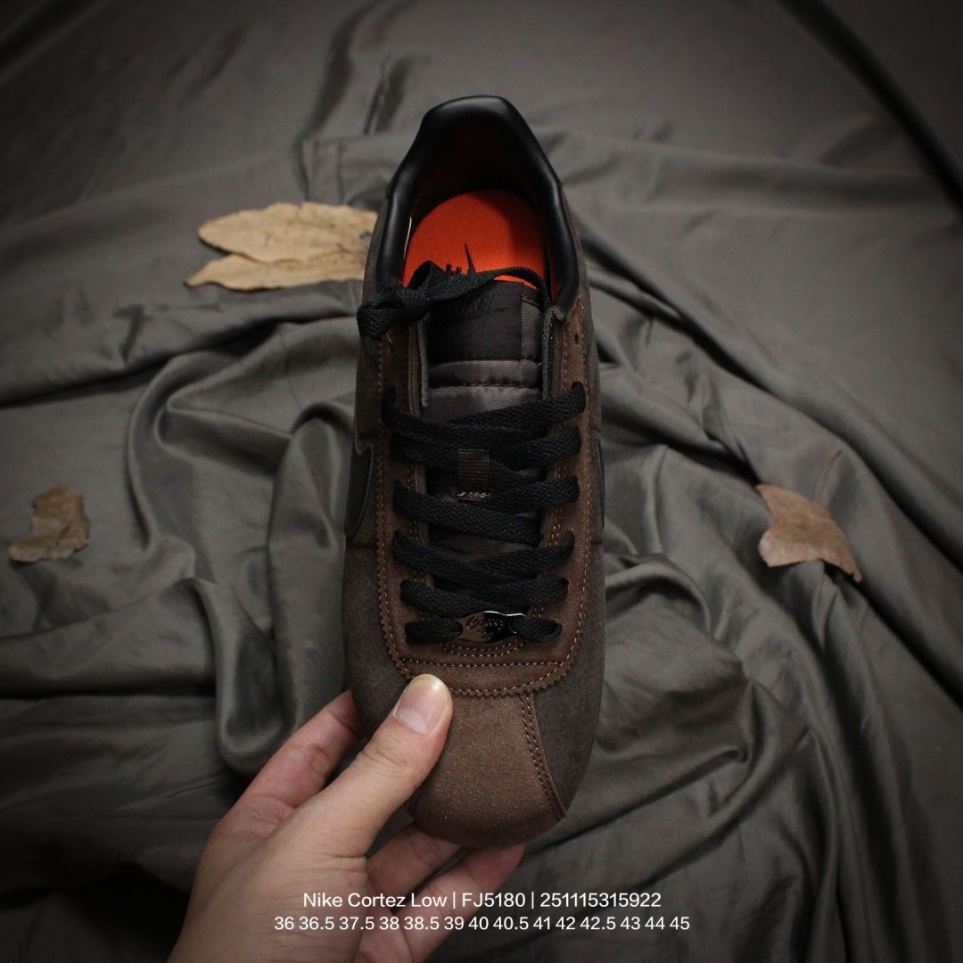 💰100
Nike/耐克 男女鞋真标半码制,采用翻毛皮组合硬质牛剖革鞋面材质,双层EVA切片组合高密度发泡防滑外底❗️复古回归,初代跑鞋!耐克Nike Cortez Low"23 Velvet Brown"阿甘初代系列低帮复古休闲运动慢跑鞋“翻毛棕紫土黄 FJ5180
类型:男女鞋
码数:36 36.5 37.5 38 38.5 39 40 40.5 41 42 42.5 43 44 45
编码:251115315.922