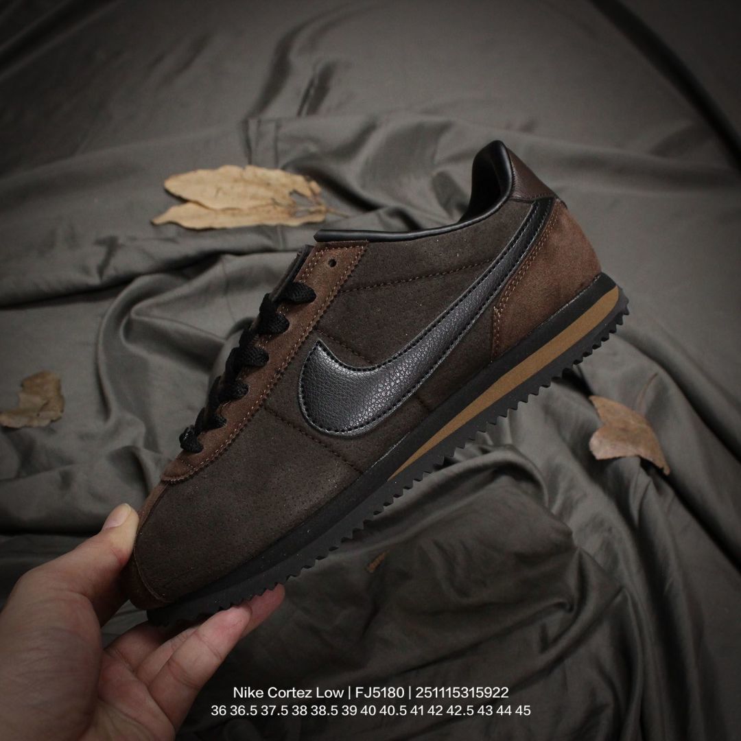 💰100
Nike/耐克 男女鞋真标半码制,采用翻毛皮组合硬质牛剖革鞋面材质,双层EVA切片组合高密度发泡防滑外底❗️复古回归,初代跑鞋!耐克Nike Cortez Low"23 Velvet Brown"阿甘初代系列低帮复古休闲运动慢跑鞋“翻毛棕紫土黄 FJ5180
类型:男女鞋
码数:36 36.5 37.5 38 38.5 39 40 40.5 41 42 42.5 43 44 45
编码:251115315.922