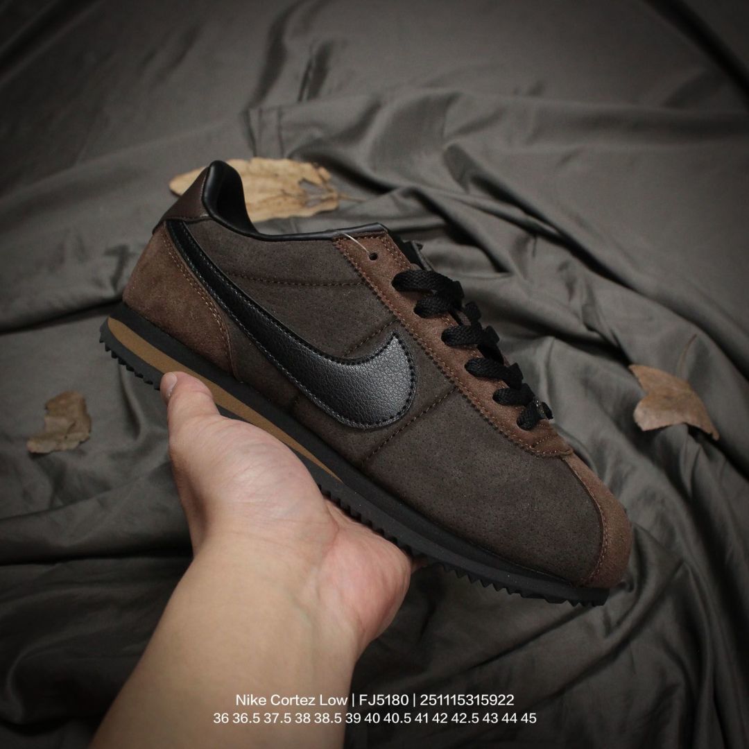 💰100
Nike/耐克 男女鞋真标半码制,采用翻毛皮组合硬质牛剖革鞋面材质,双层EVA切片组合高密度发泡防滑外底❗️复古回归,初代跑鞋!耐克Nike Cortez Low"23 Velvet Brown"阿甘初代系列低帮复古休闲运动慢跑鞋“翻毛棕紫土黄 FJ5180
类型:男女鞋
码数:36 36.5 37.5 38 38.5 39 40 40.5 41 42 42.5 43 44 45
编码:251115315.922