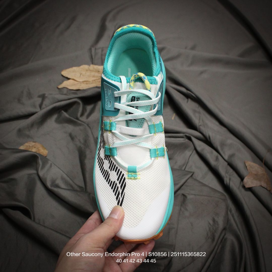 💰150
原数据开发纸版楦型,采用工学透气针织布鞋面材质,内嵌3D环绕包裹缓震鞋垫,中底搭载仿生鲨鱼鳃PWRRUN PB高弹缓震珠粒发泡材质,舒适踩S感❗️索康尼携手品牌代言人彭于晏推出全新!全球知名跑步运动品牌-索康尼/Saucony Endorphin Pro 4 啡鹏4系列低帮轻量舒适多功能厚底休闲运动慢跑鞋 S10856
类型:男鞋
码数:40 41 42 43 44 45
编码:251115365.822